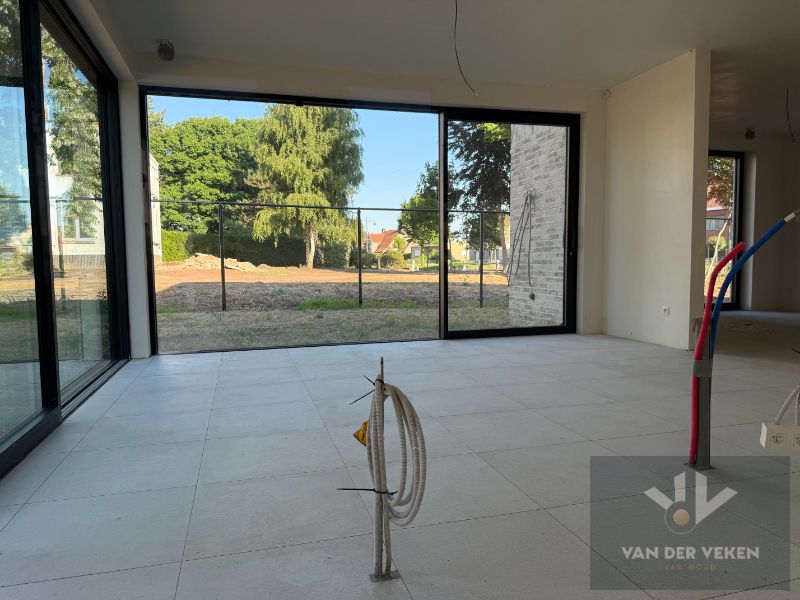 Ruime half open BEN-woning met 4 slaapkamers te bewonderen in het gezellige Kermt. foto 3