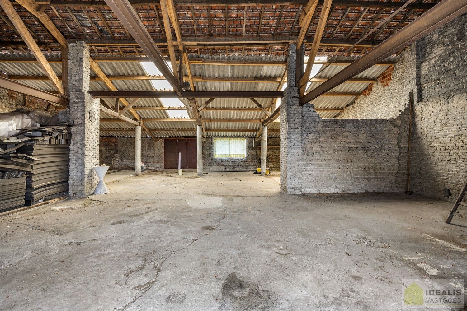 IDEALIS VASTGOED – LOODS/OPSLAGRUIMTE (+-220M²) UITERST GESCHIKT VOOR WIE OP ZOEK IS NAAR RUIMTE EN OPSLAG IN HET CENTRUM VAN PEER OP EEN ZEER GUNSTIGE LOCATIE! foto 7