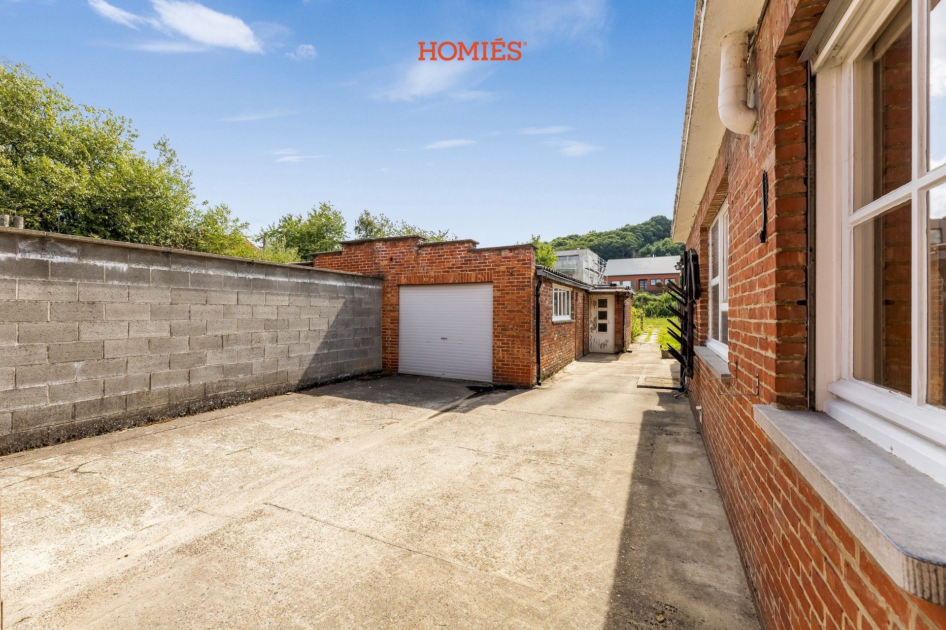Te renoveren woning met veel potentieel foto 16