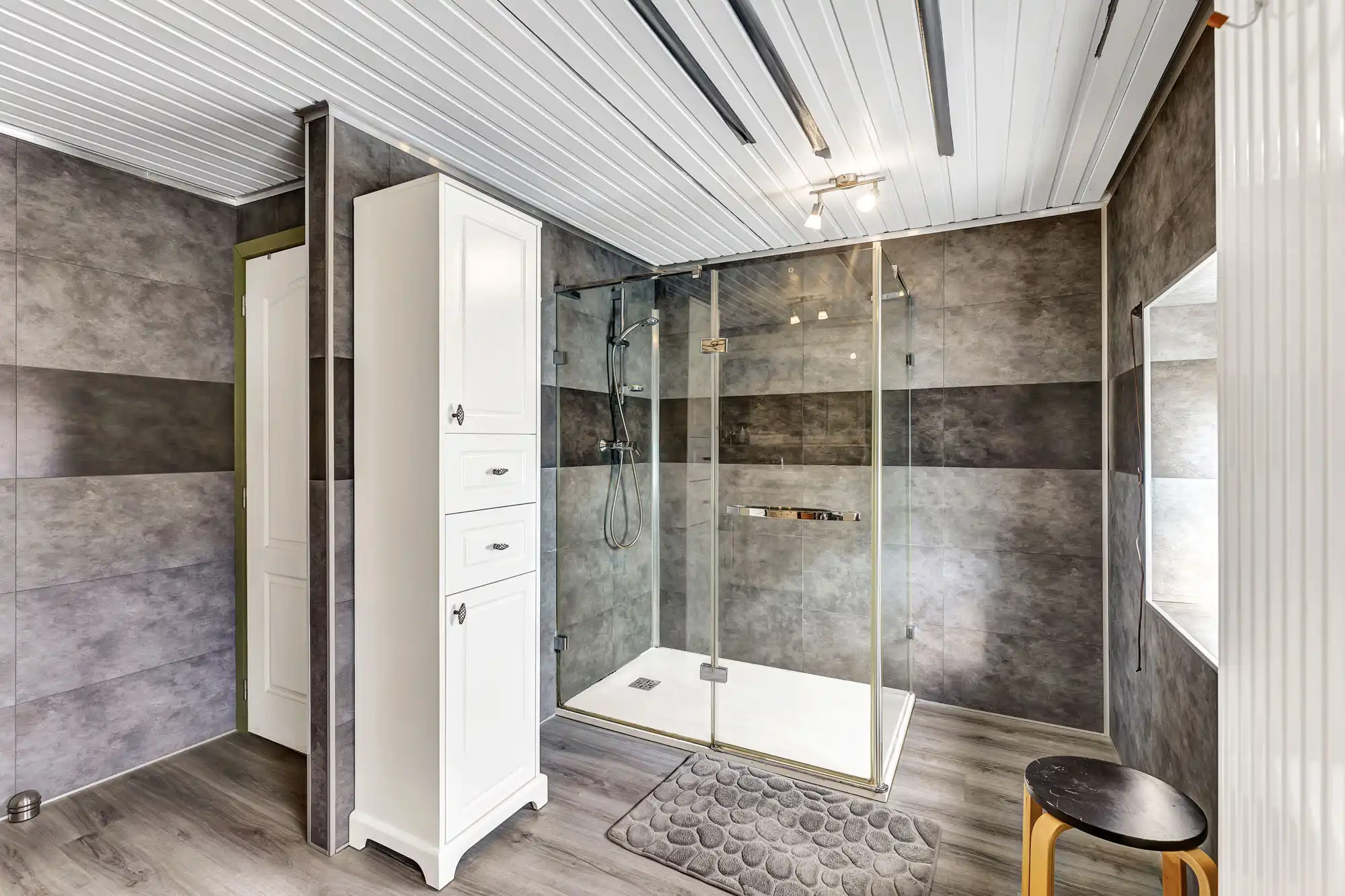 Instapklare woning met ruime garage/opslagplaats foto 13