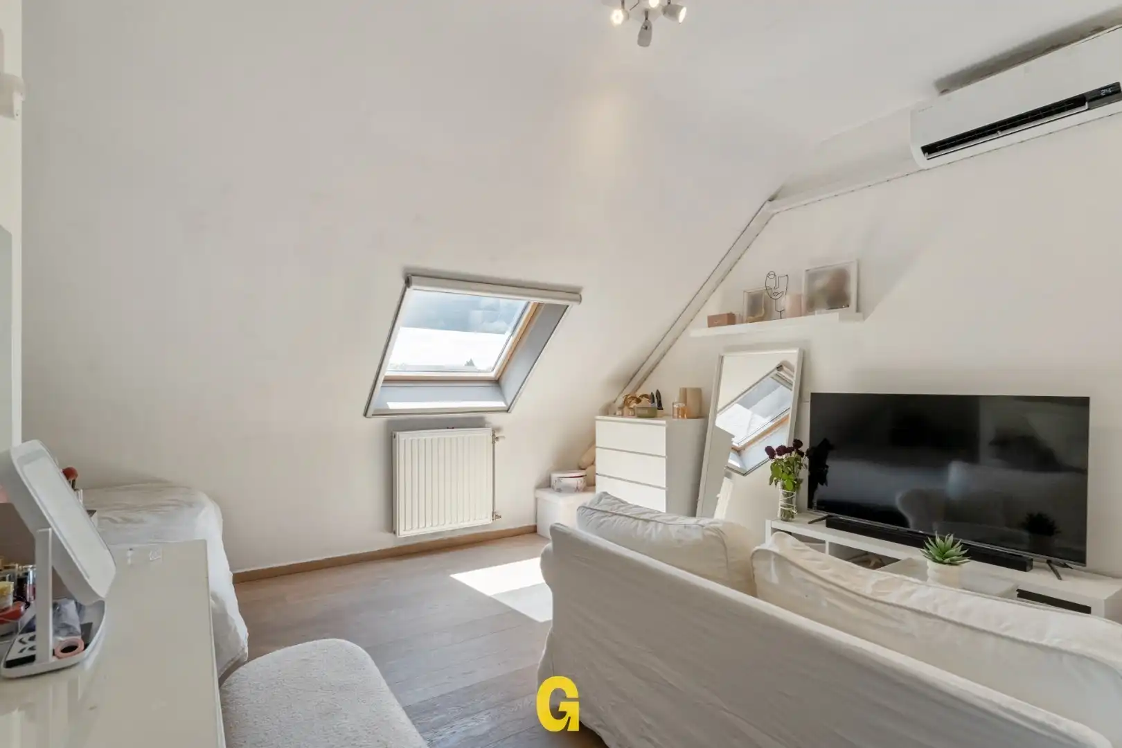 Knap afgewerkte rijwoning met 4 slaapkamers, 2 badkamers en standplaats met ruime kelderberging  foto 24