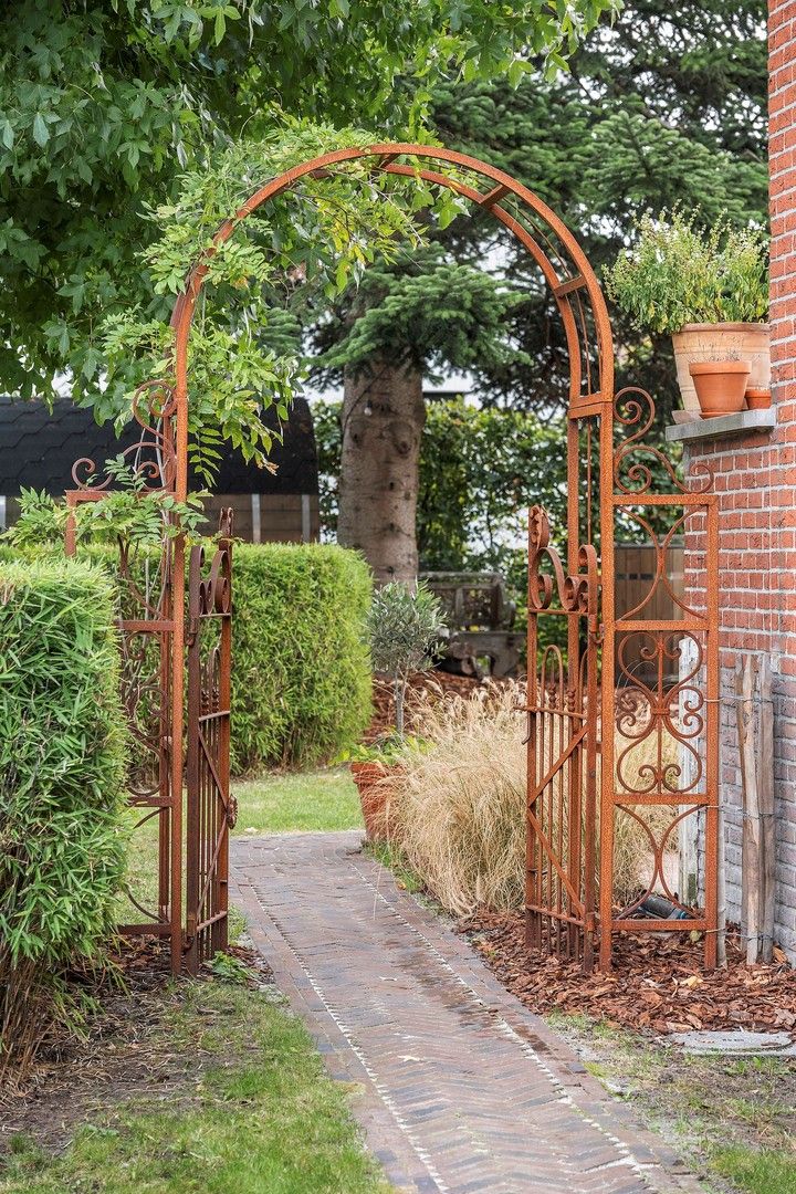 Prachtige karaktervolle, halfopen, robuuste én energiezuinige bel-étage van de jaren '50 met 4 slaapkamers, garage, kelderverdieping en paradijselijke tuin. foto 4