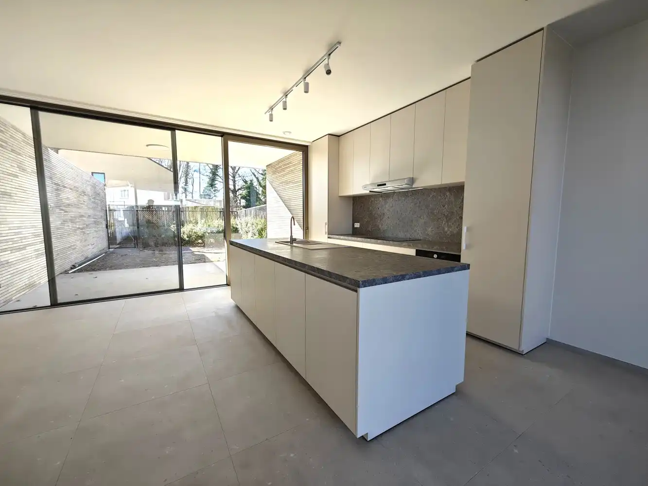 High-end nieuwbouw-appartement met ruim terras, privétuintje, parking en ruime buitenberging foto 8