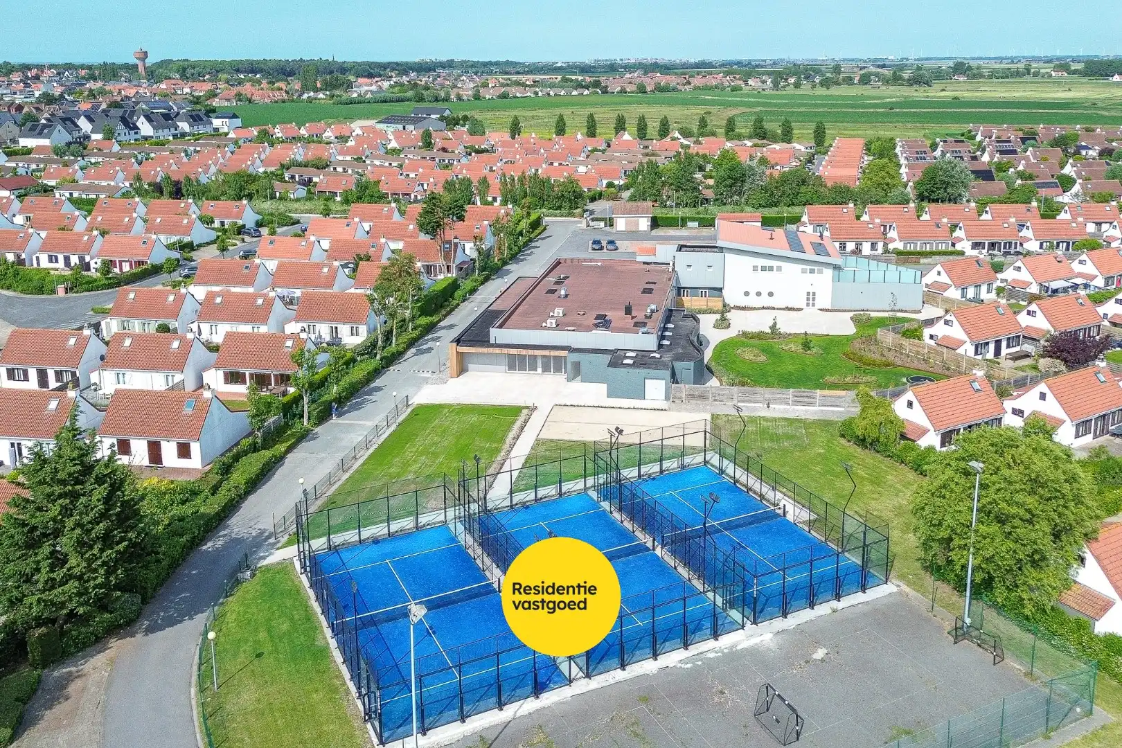 Unieke opportuniteit: horecazaak met 3 padelterreinen, terrassen en tuin te huur! foto 3