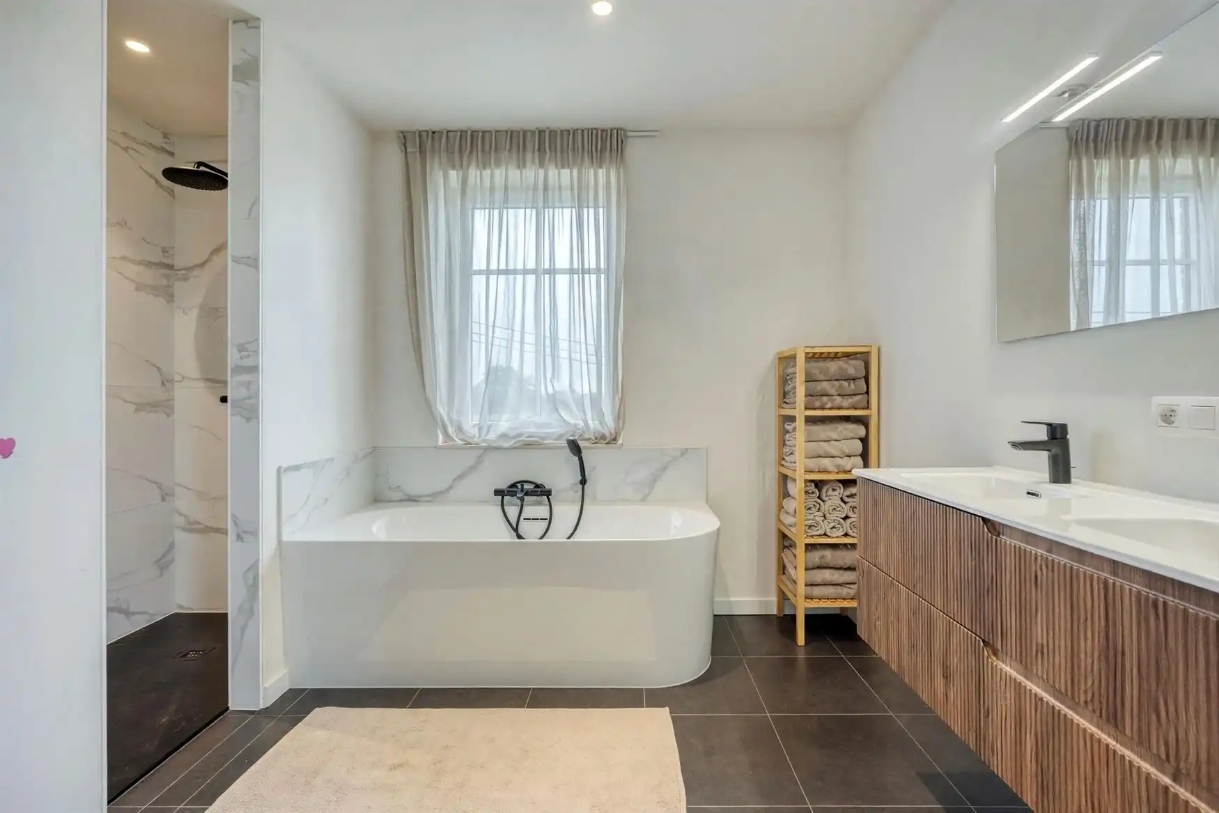 Uitzonderlijke nieuwbouwwoning in landelijke stijl foto 12