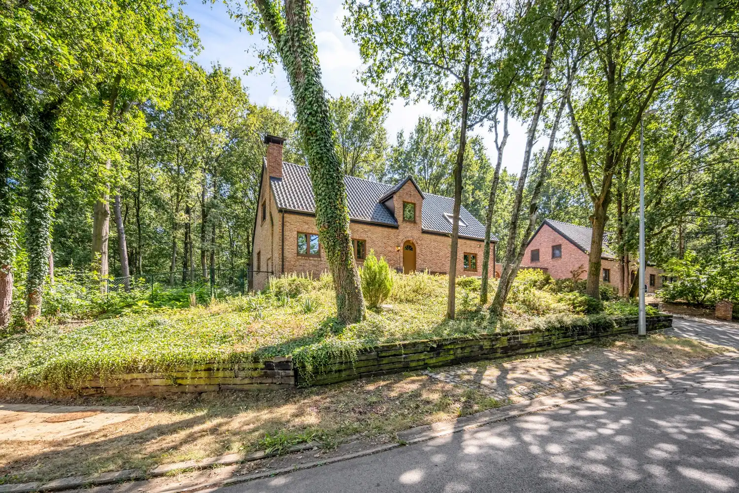 Residentieel gelegen villa te Rotselaar, te midden het groen van de Middelberg, op een perceel van 14 are 12 centiare ! foto 2