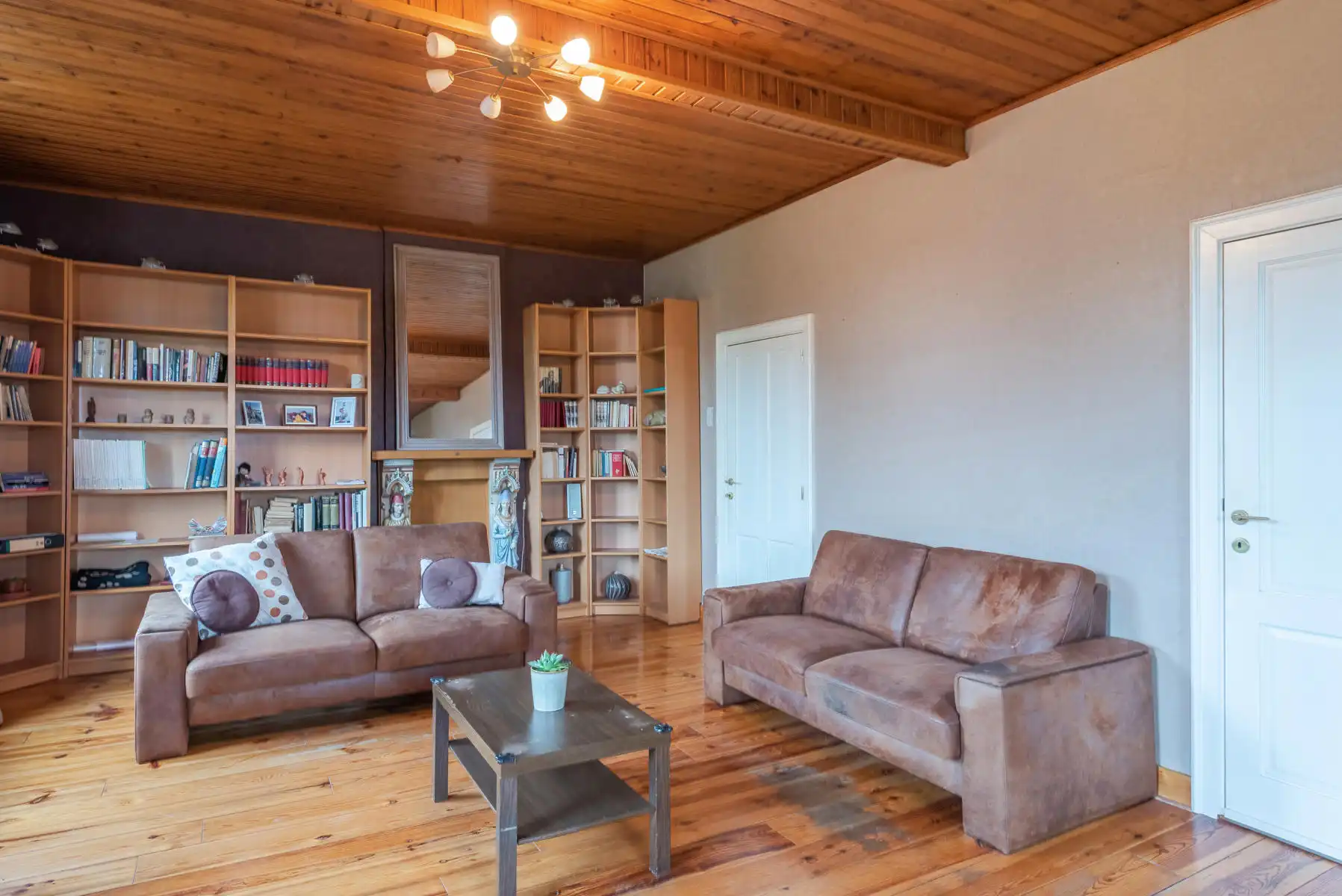 Riante woonst met statig horecapand en feestzaal foto 12