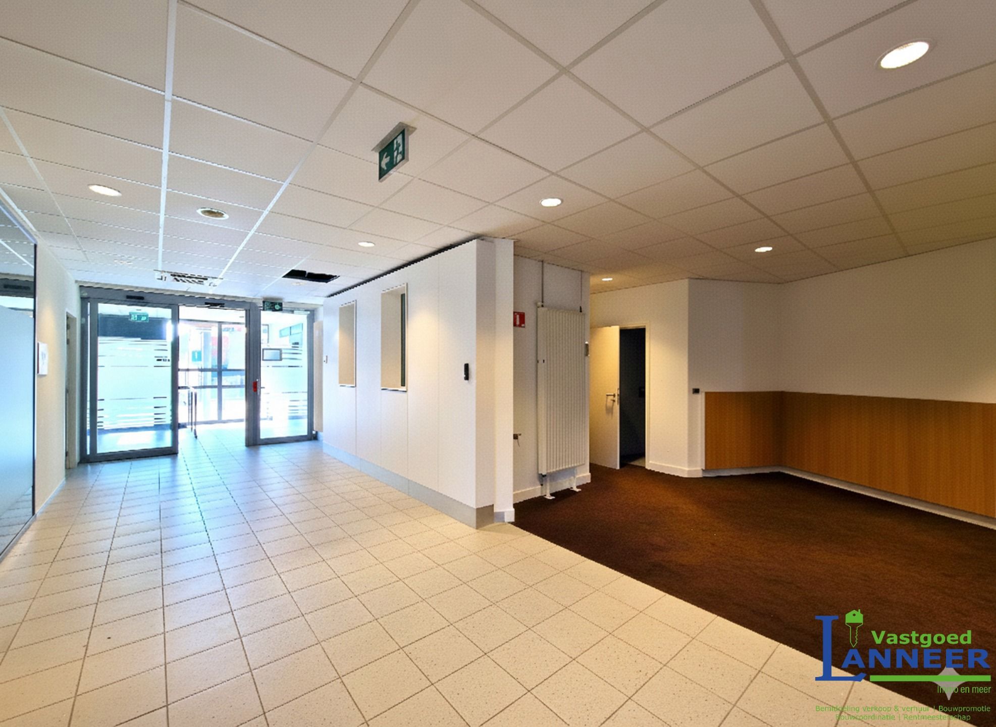 Commercieel gelijkvloers met grote parking nabij het centrum foto 3