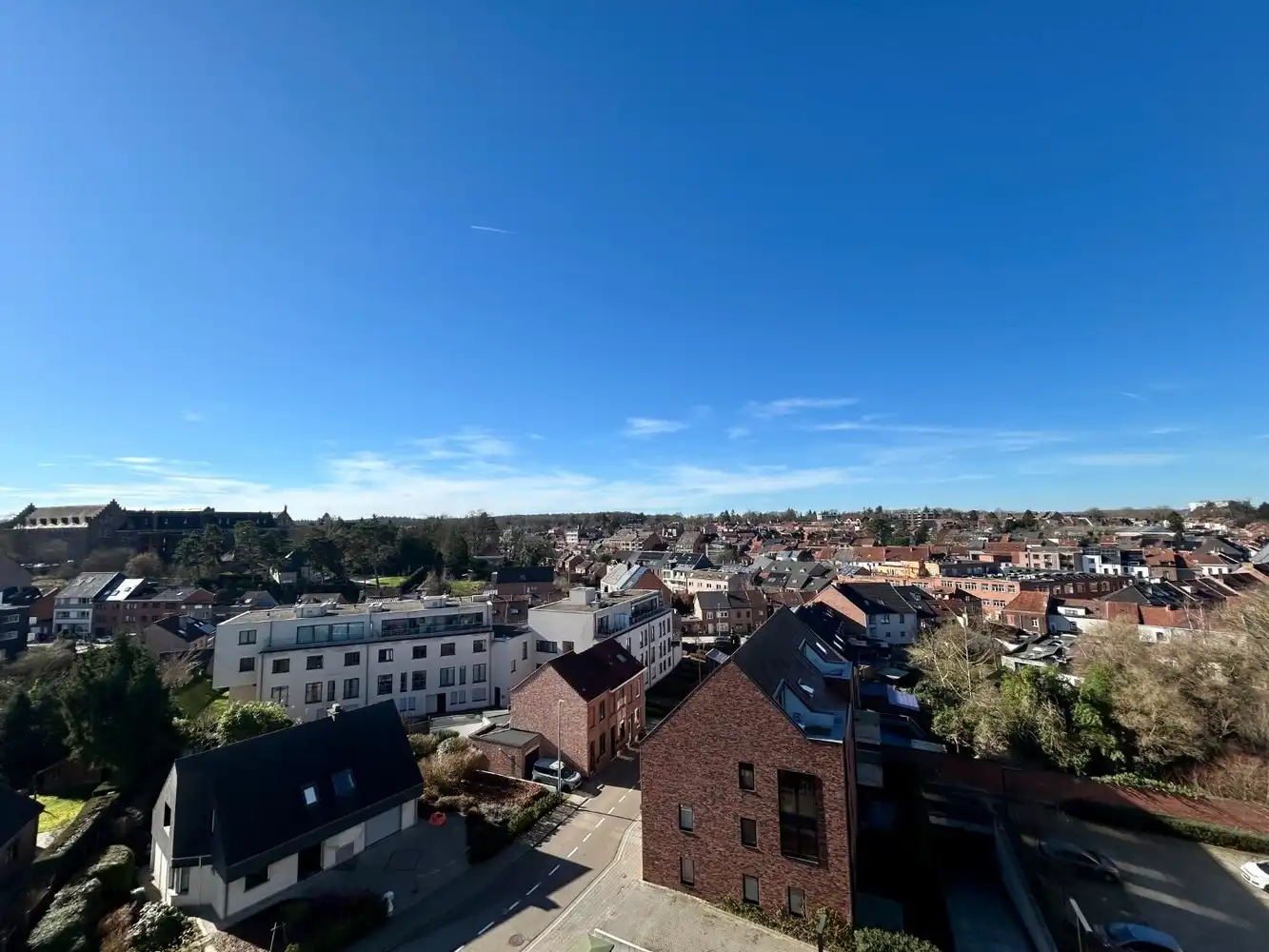 Ruim 3-kamerappartement met garagebox en autostaanplaats foto 9