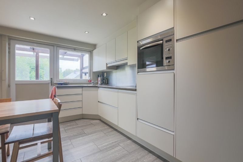 Residentieel gelegen, ruime woning met 3 slaapkamers, bureau, ruime garage, gezellige tuin...(zonnepanelen, thuisbatterij, energielabel C...) foto 8