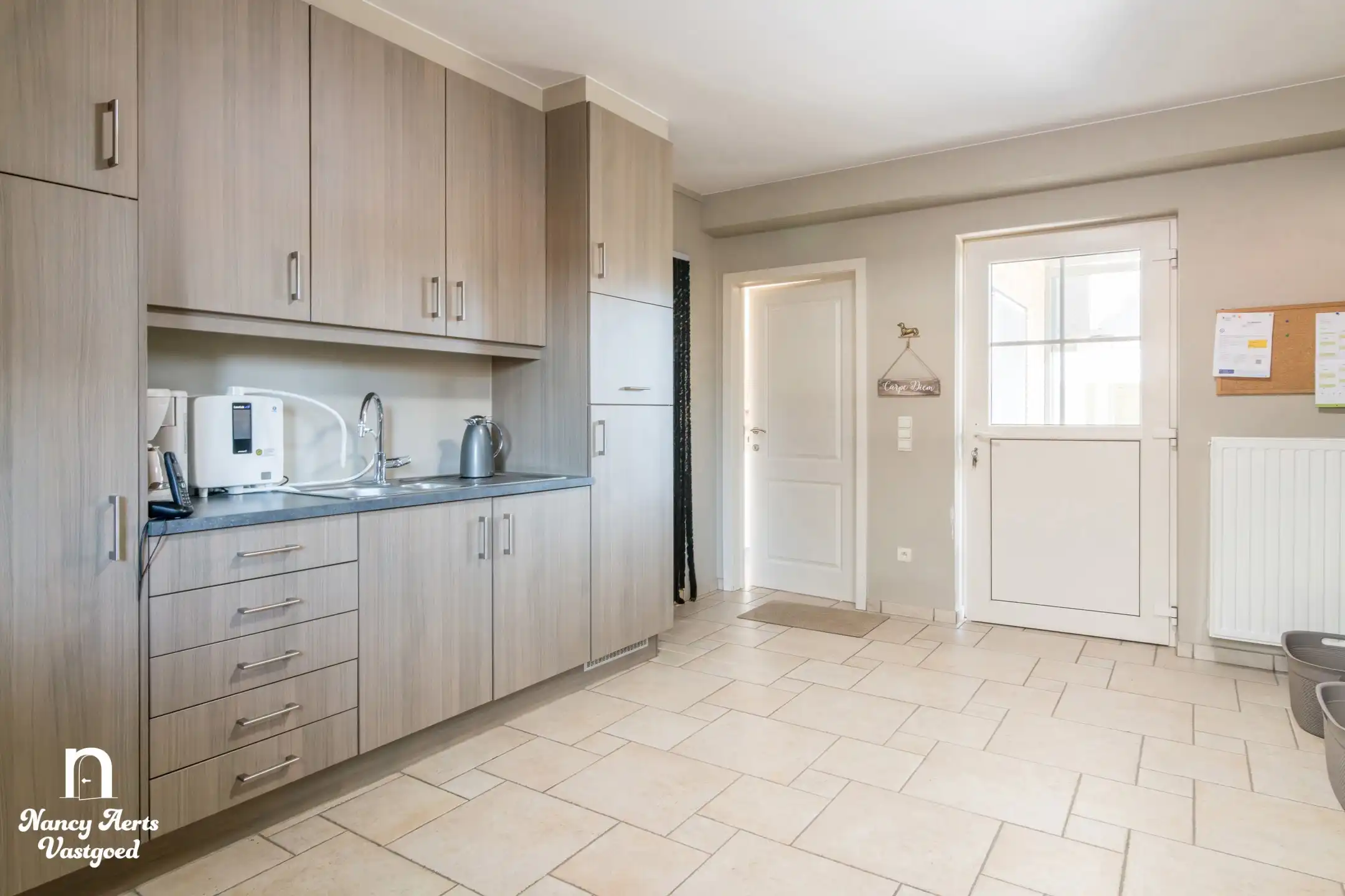 Instapklare woning met goed draaiende kapperszaak aan huis foto 23