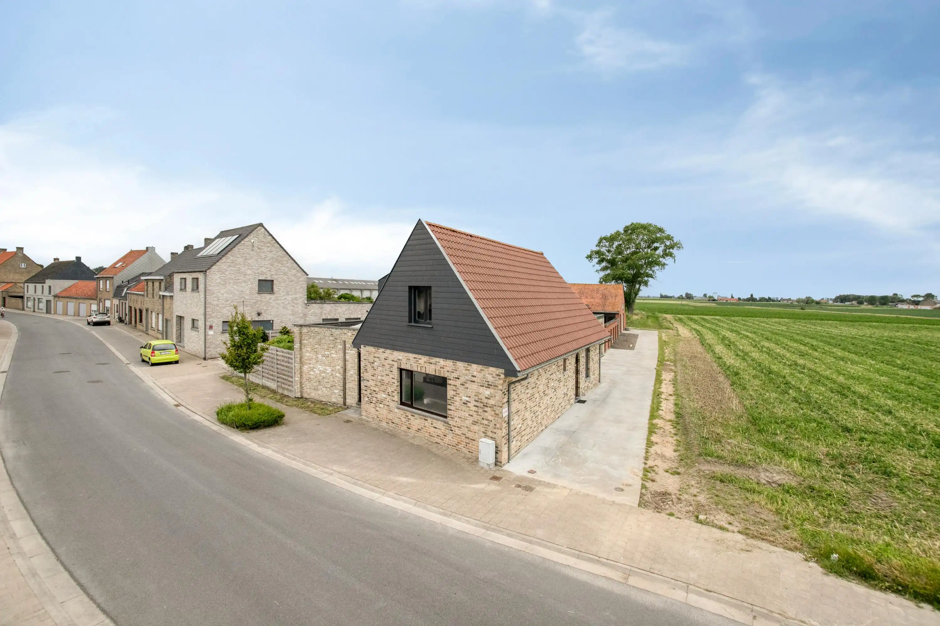 Ruime woning te koop met atelier, garage en vier slaapkamers foto 2