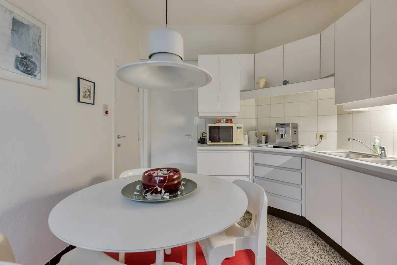 Ruim ingedeelde woning met oa 3 slpks op een gunstige locatie in het centrum foto 12