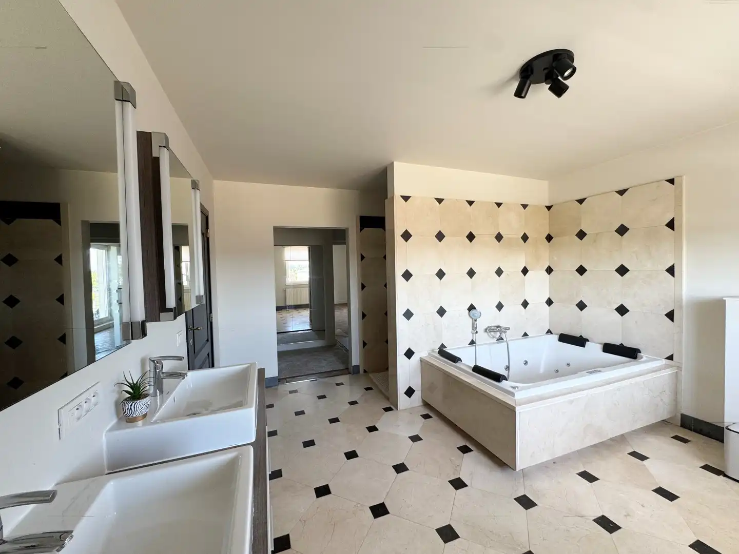 Unieke en ruime villa met 8 slaapkamers, lift, zonnepanelen en 10 parkeerplaatsen op riant perceel van 2.313 m² foto 16