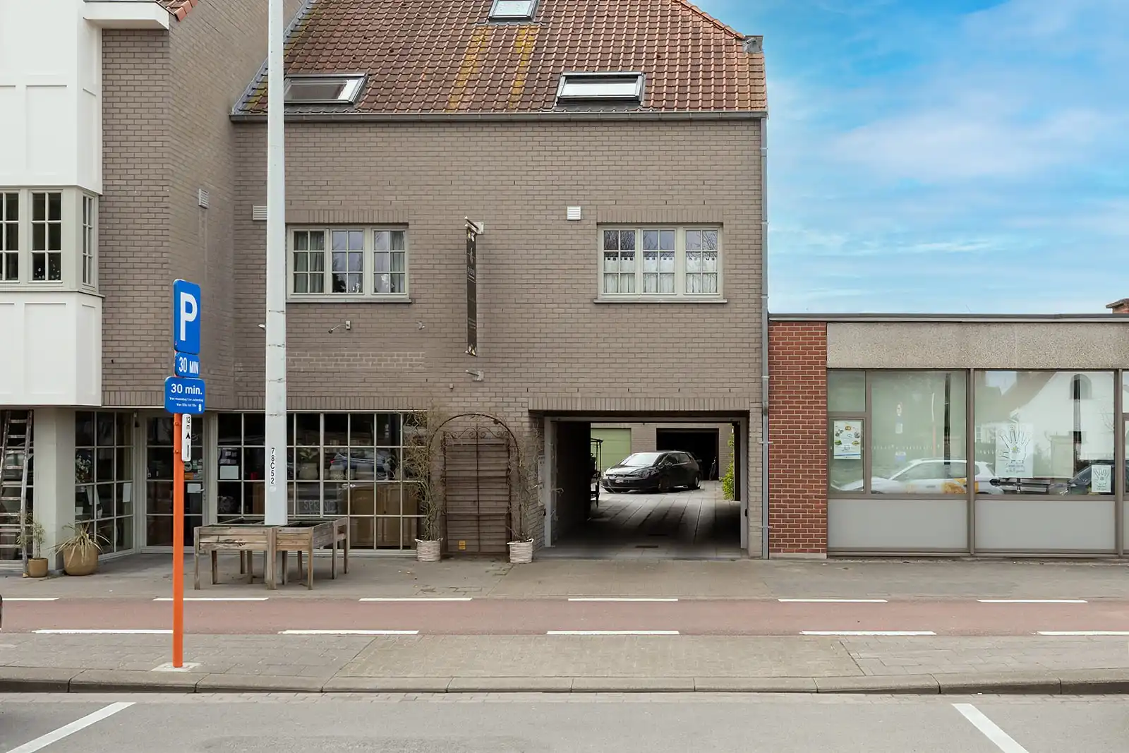 Ruim duplex appartement met garagebox te koop in Lissewege. foto 26