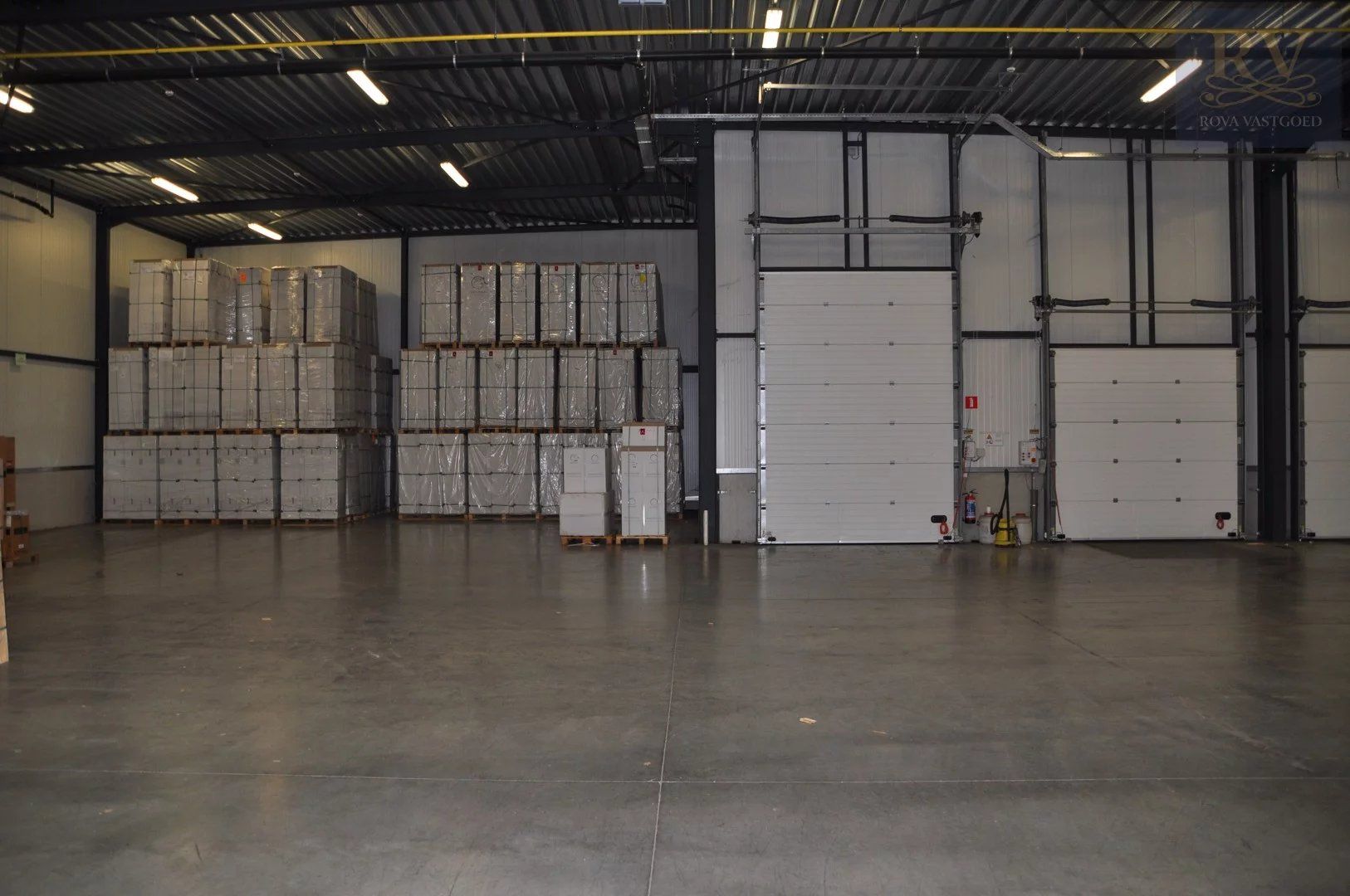 OPSLAGLOODS VAN +-926 M² MET LAADKADE EN POORTEN OP EEN CENTRALE LOCATIE IN ZONHOVEN foto 4
