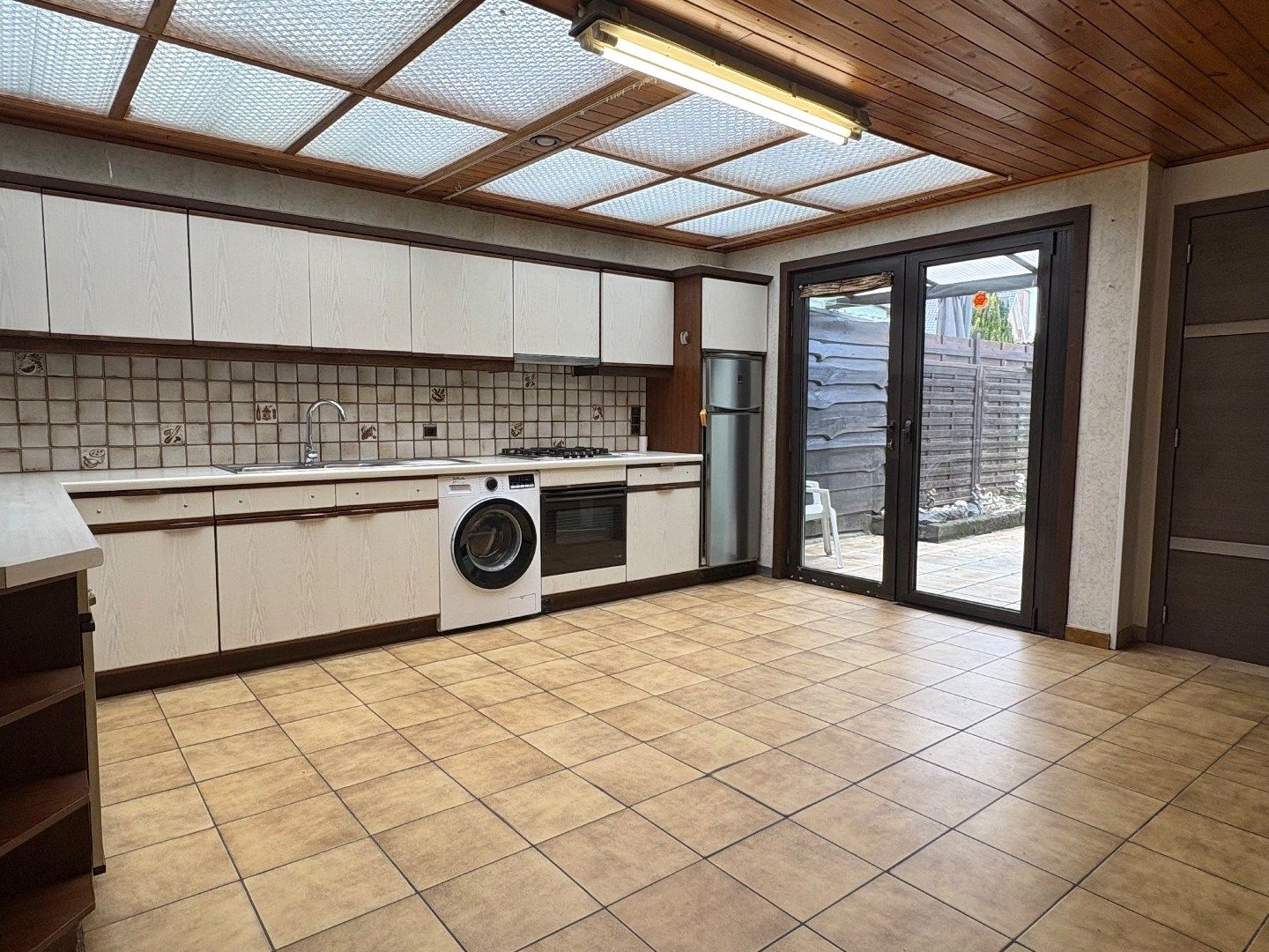 Te renoveren woning met 4 slaapkamers, tuin, uitweg en garage te koop in Harelbeke foto 2