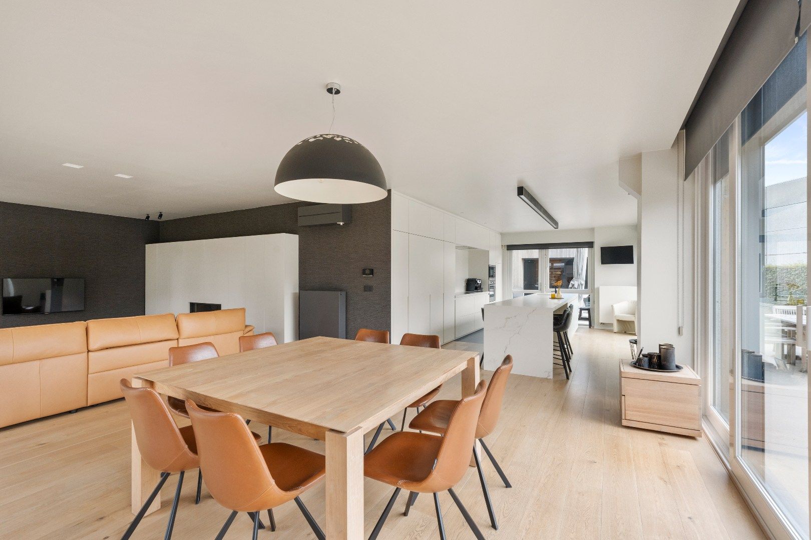 Magazijn en woonst met 4 slaapkamers op bedrijventerrein. foto 8