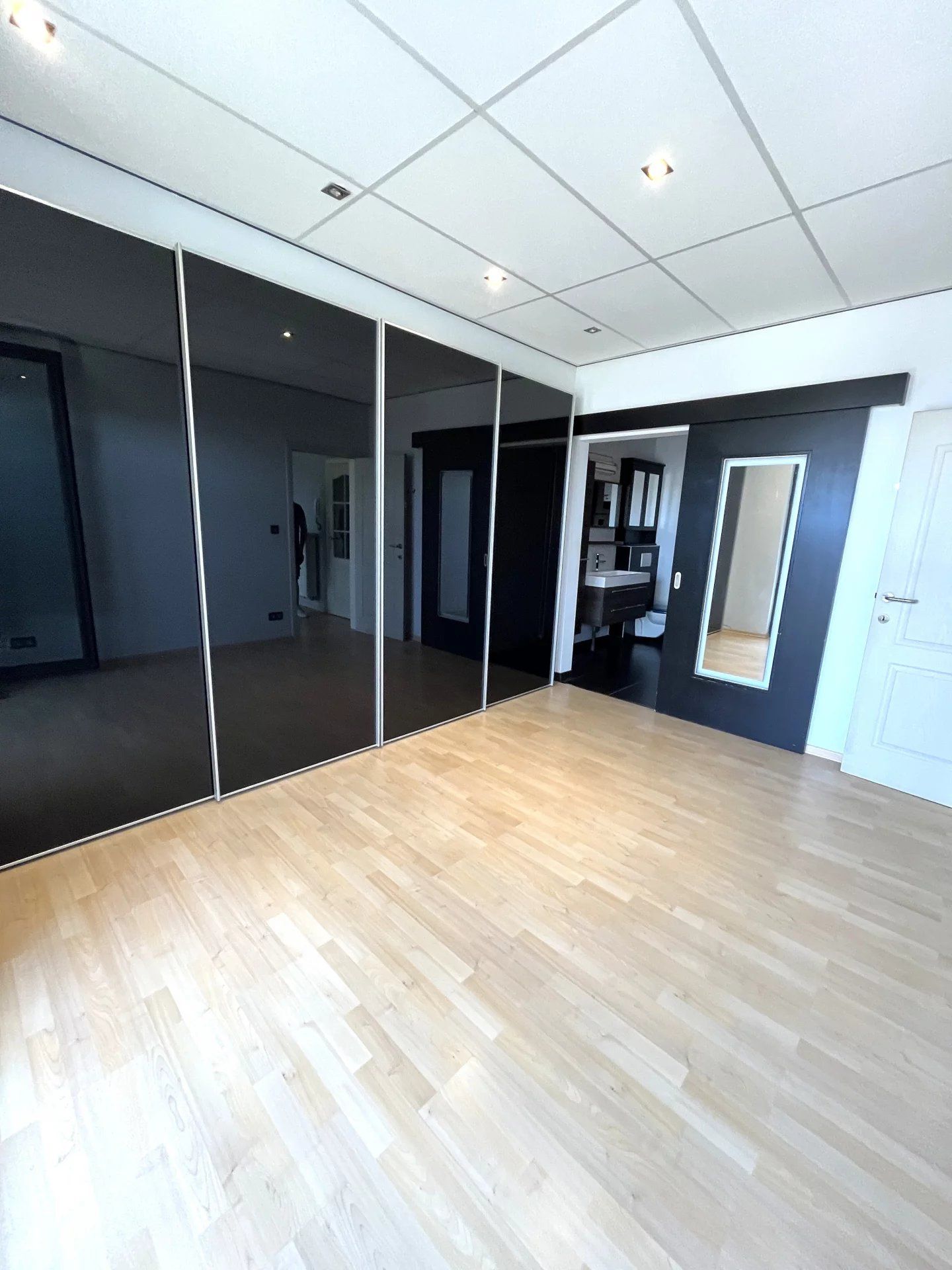 Instapklaar handelspand met aanpalend 1 slaapkamer appartement foto 18