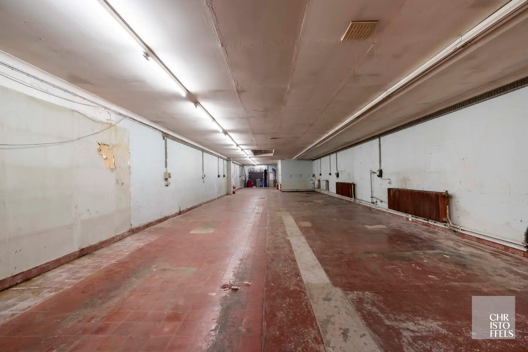 Gebouw voor gemengd gebruik van 572m² - Winkel/kantoor(49m²) - Werkplaats/magazijn(336m²) - Bovenwoning(187m²) foto 14