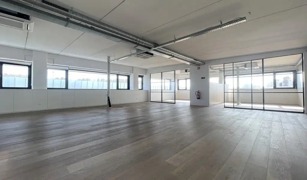 Modern afgewerkte kantoorruimte te huur in Burcht foto 11