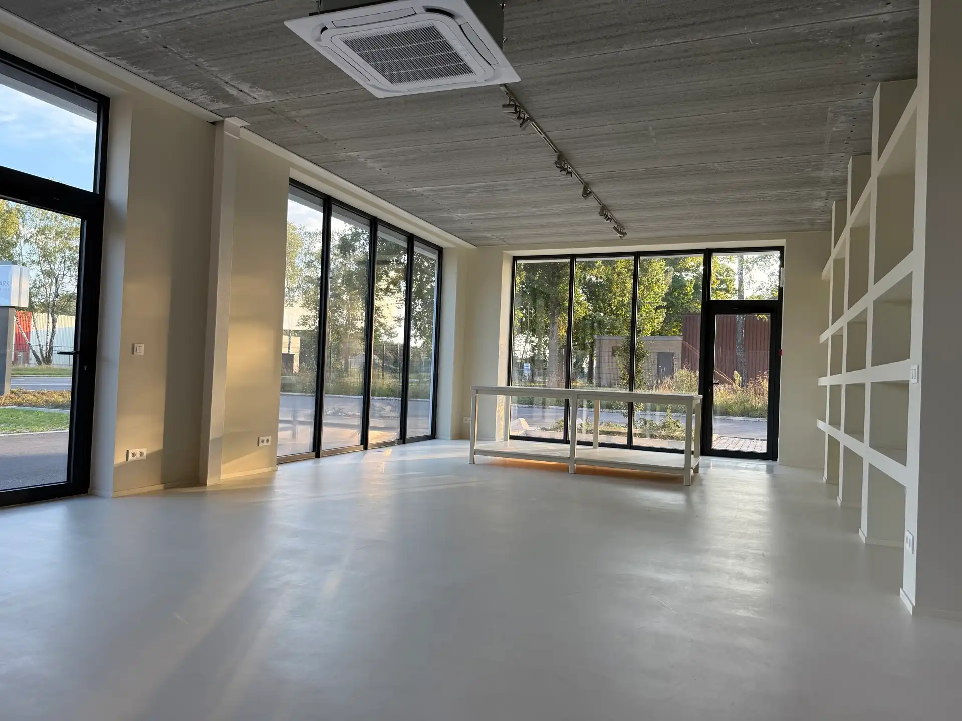 MODERNE KMO-UNIT MET SHOWROOM/KANTOOR IN GENK foto 2