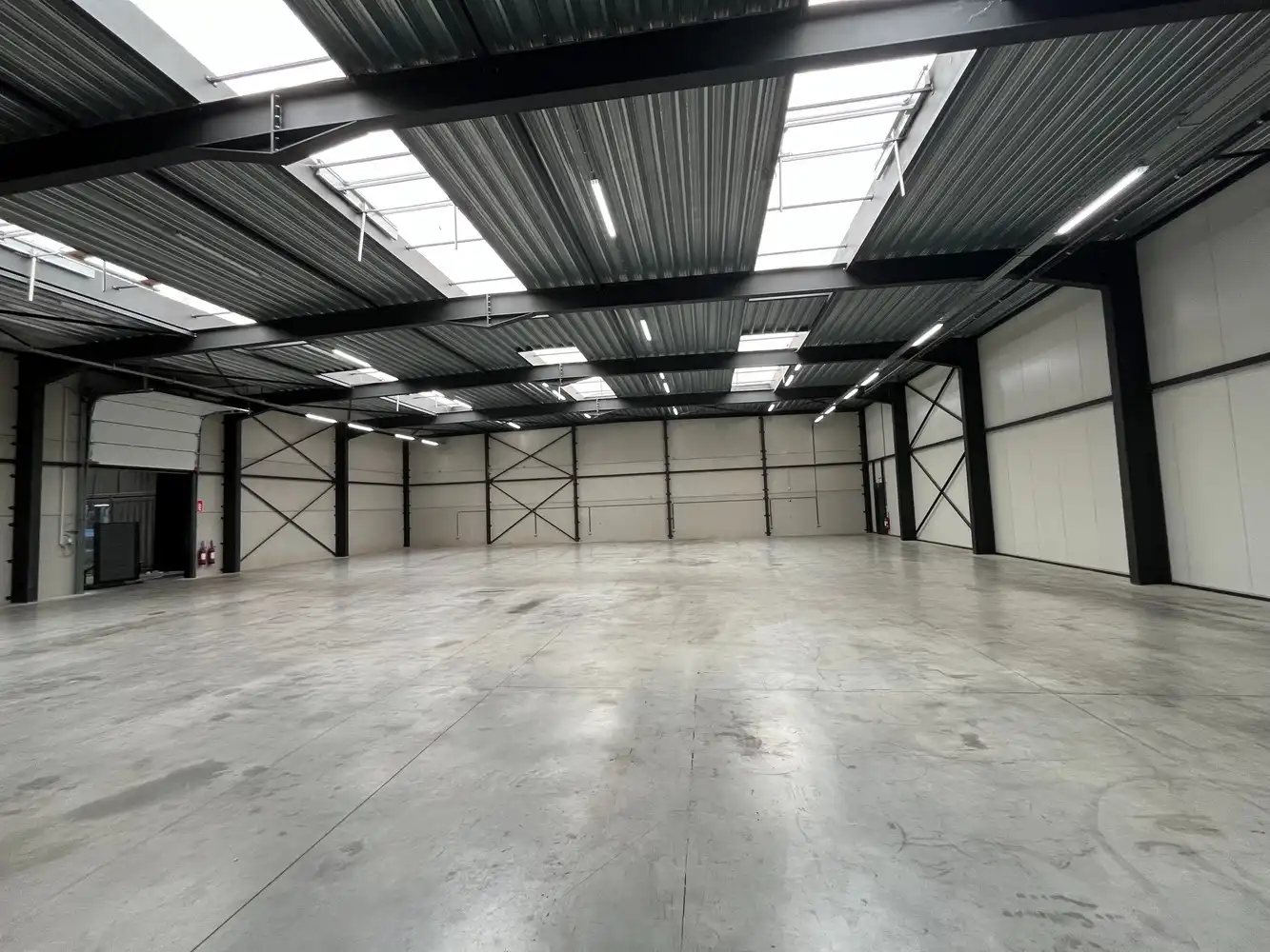 217m² kantoren + 696m² bedrijfshal foto 2