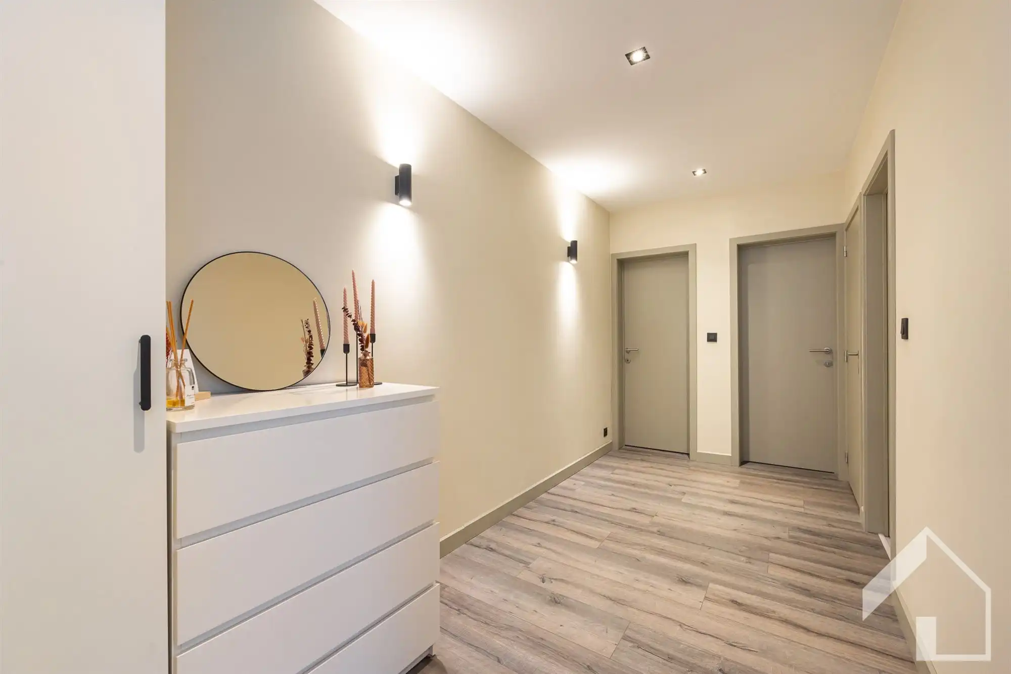 Gelijkvloers handelspand (300m2) + groot gerenoveerd appartement van 137m2 foto 16