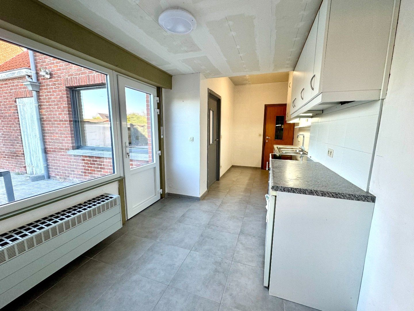 HALFOPEN WONING MET 3 SLPKS, GARAGE EN RUIME TUIN foto 4