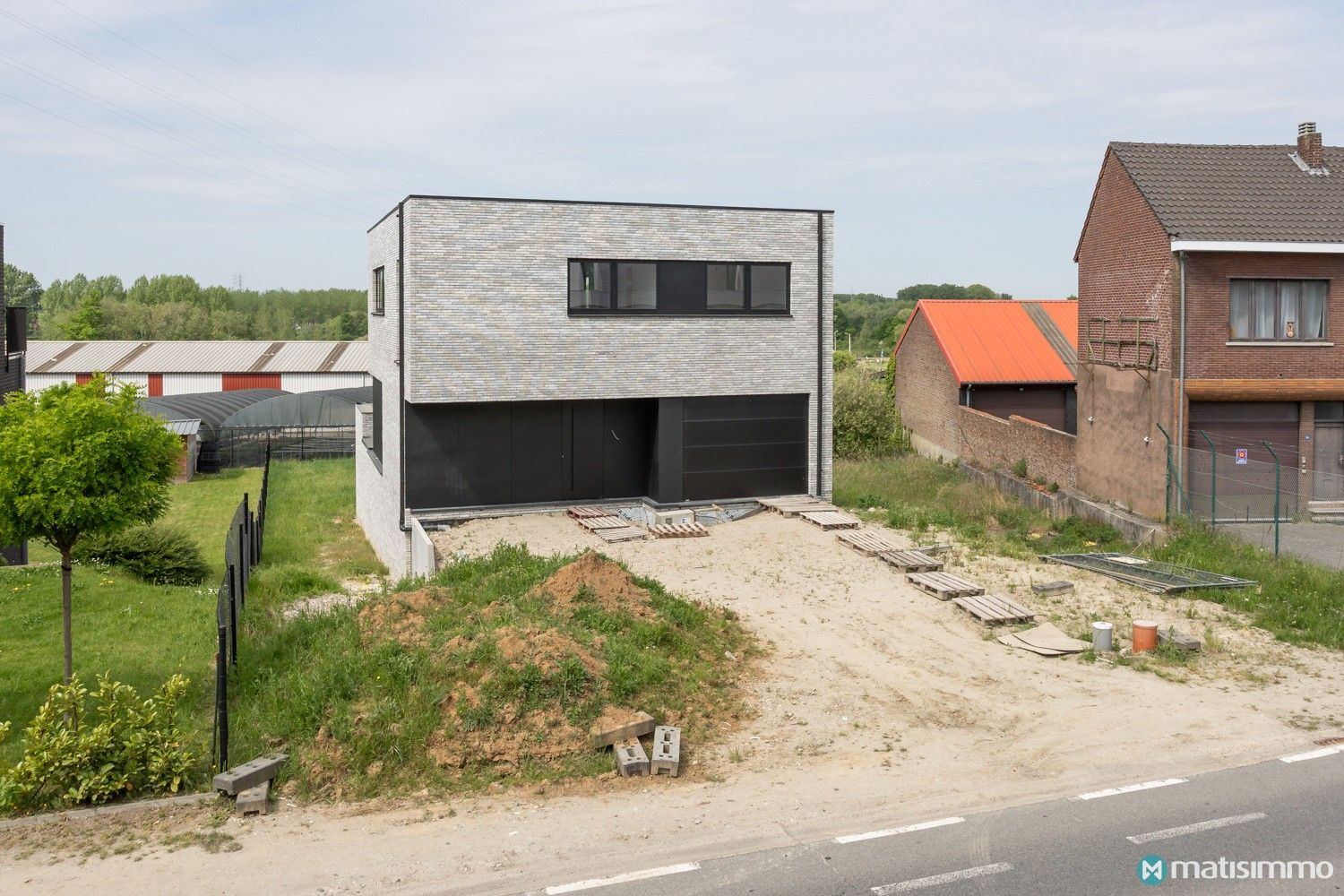 MODERNE NIEUWBOUWWONING MET 3 SLAAPKAMERS, INPANDIGE GARAGE EN VOLLEDIG ONDERKELDERD VLAKBIJ HET CENTRUM VAN BILZEN foto 2
