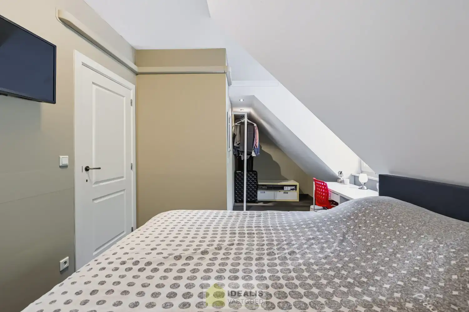 IDEALIS VASTGOED – EEN HUIS OM VERLIEFD OP TE WORDEN! DEZE PRACHTIGE INSTAPKLARE (LEVENSBESTENDIGE) VILLA MET EEN HEERLIJKE LICHTRIJKE LEEFRUIMTE VOORZIEN VAN EEN OPEN KEUKEN, 5 SLAAPKAMERS, 2 BADKAMERS, EEN PERFECT AANGELEGDE TUIN IN ALLE PRIVACY, UITGERUST MET EEN GOED VOORZIENE BUITENKEUKEN EN BIJGEBOUWEN INGERICHT VOOR WELLNESS (HOT TUB) EN BERGRUIMTE! EEN MUST VISIT VOOR ZIJ OP ZOEK NAAR MOOIE HUIZEN! foto 37