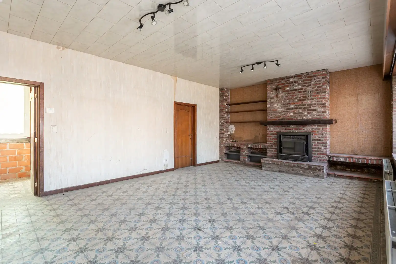Te renoveren eigendom (317 m²) met veel potentieel, ruime tuin (6a 42ca) en dubbele achterliggende carport met toegang tot de achterliggende straat in Kester foto 7