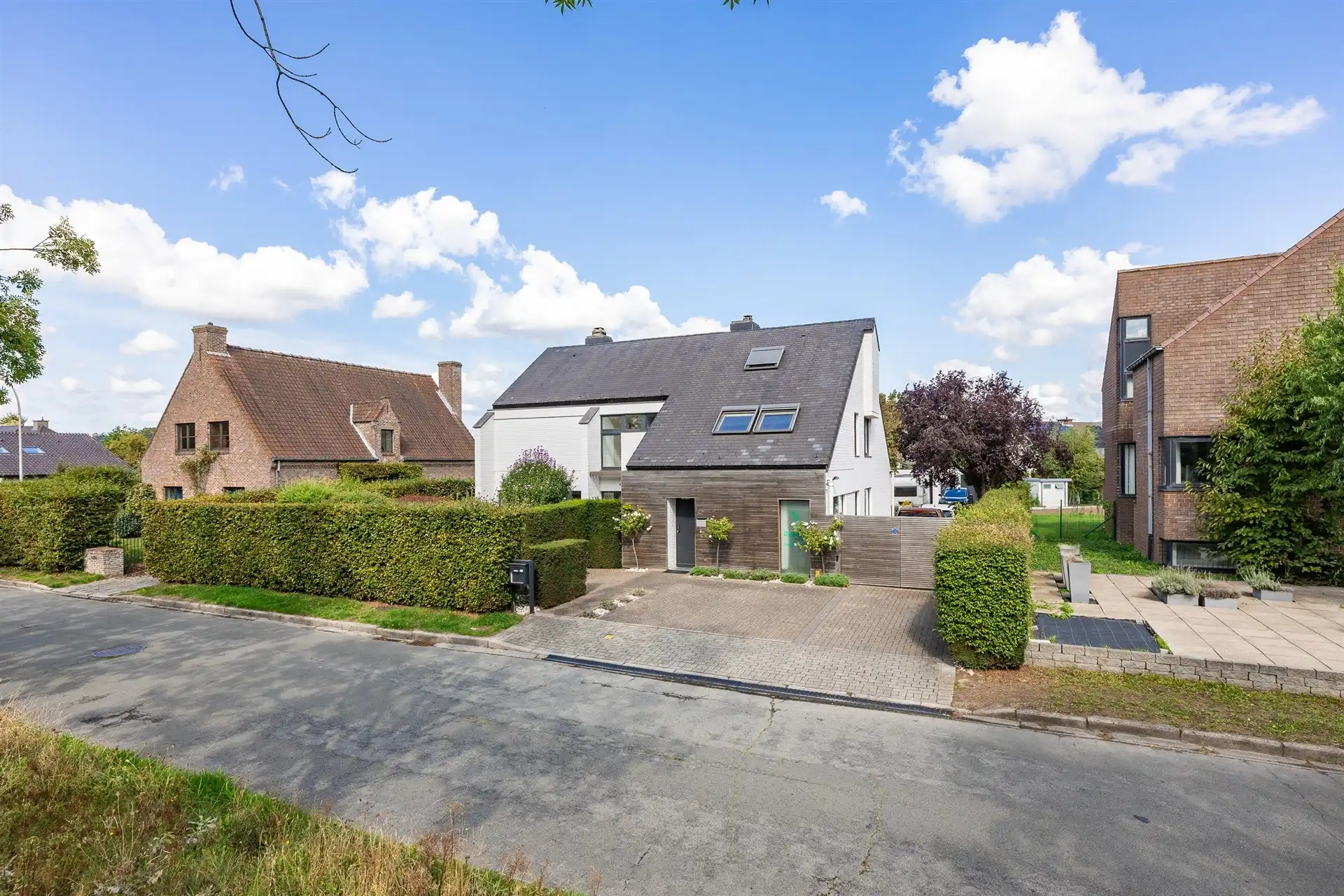 Riante woning met 4 slaapkamers , tuin en praktijk foto 11