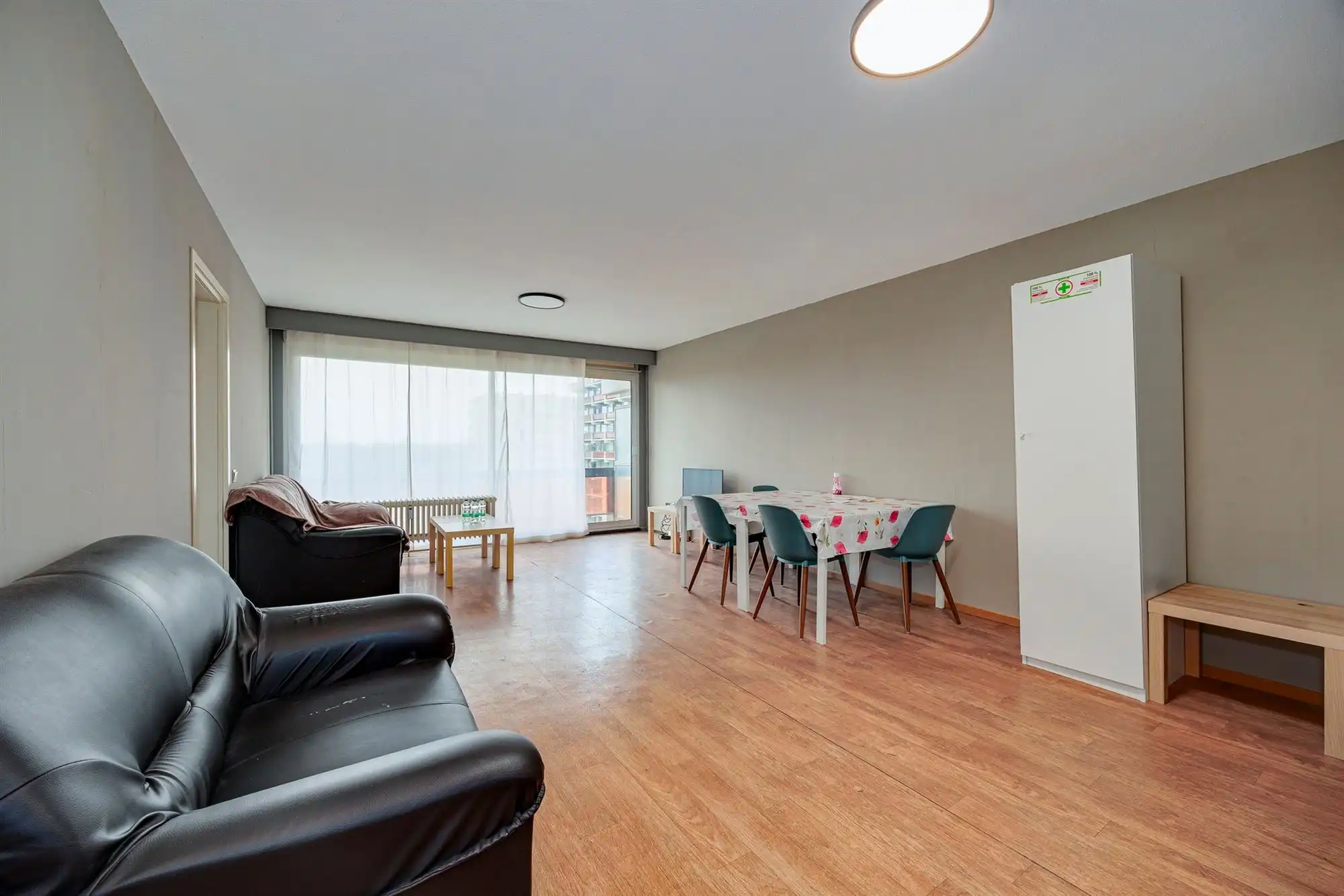 Op te frissen 2-slaapkamer appartement met terras foto 2