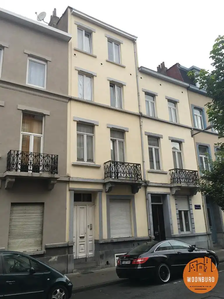 Opbrengstwoning bestaande uit 4 verhuurde flats en kelderverdieping foto {{pictureIndex}}