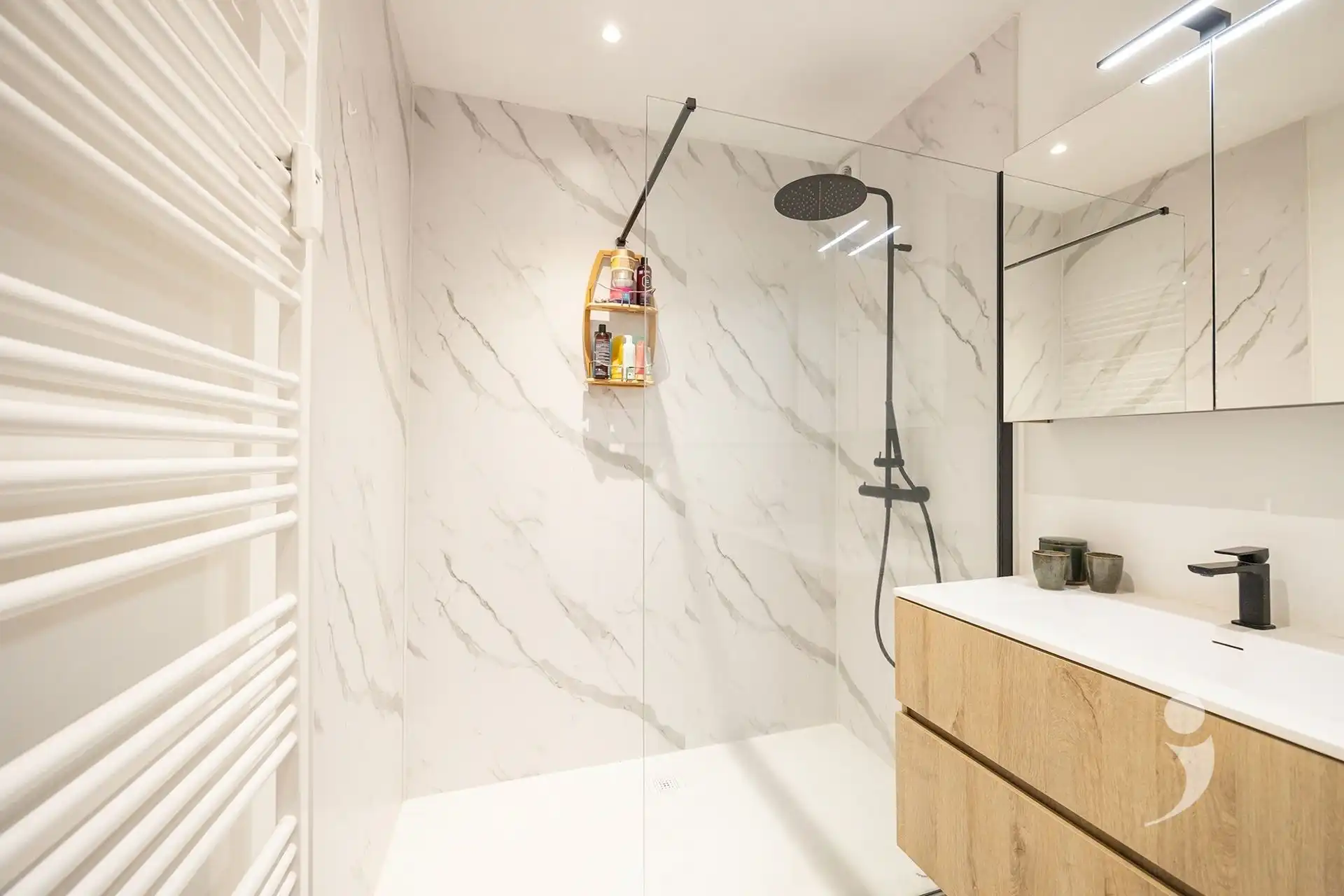 Gerenoveerd appartement met 2 slaapkamers, garagebox en staanplaats foto 16