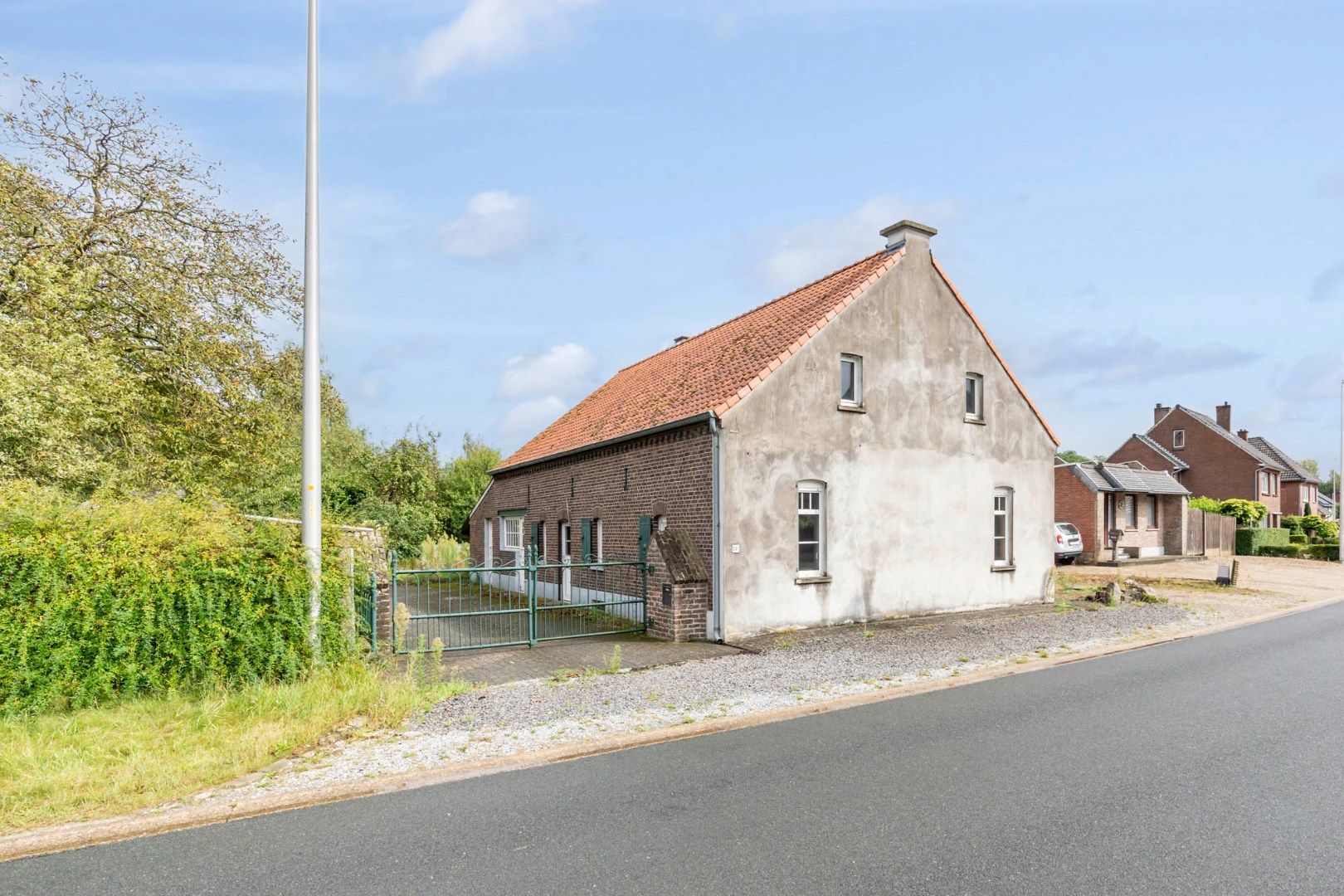 Charmante gezinswoning in hoevestijl op een perceel van 4a88ca op een rustige locatie te Neeroeteren. foto 1