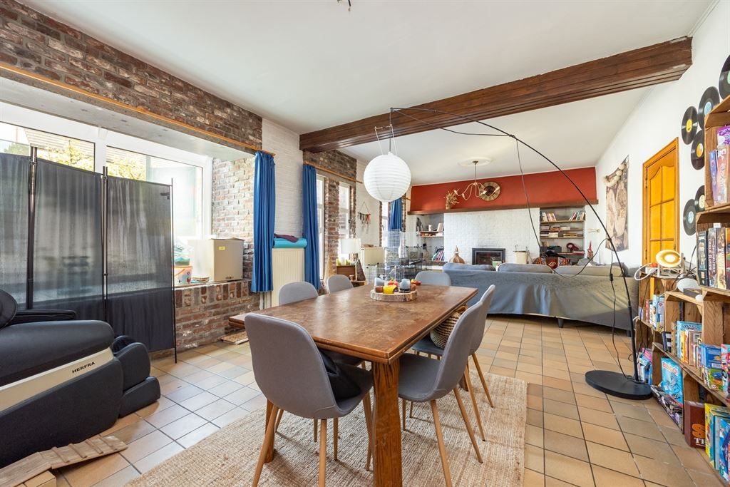 Ruime op te frissen woning met groene tuin! foto 2