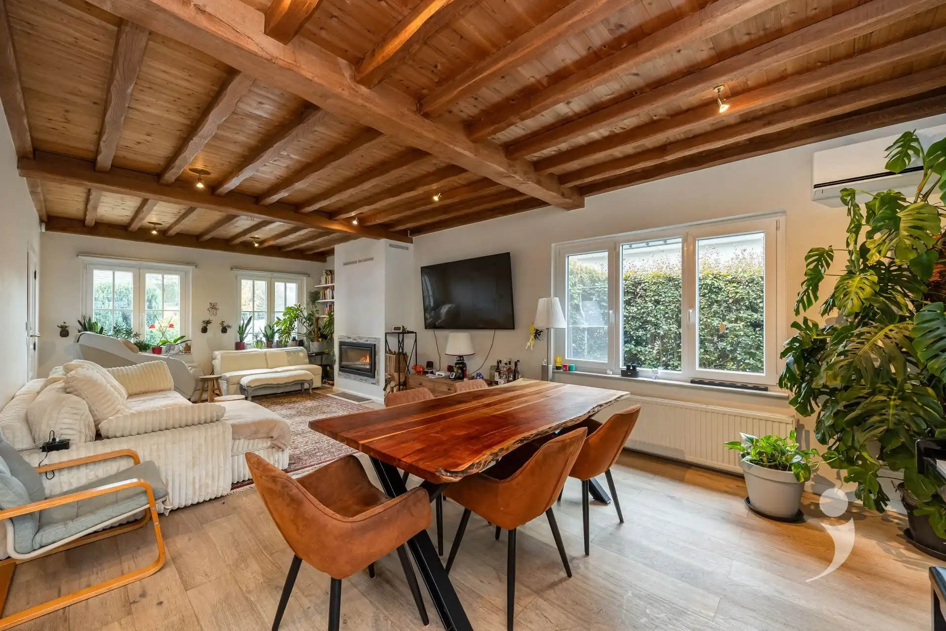 Gerenoveerde bungalow met zwembad in een rustige woonwijk foto 9