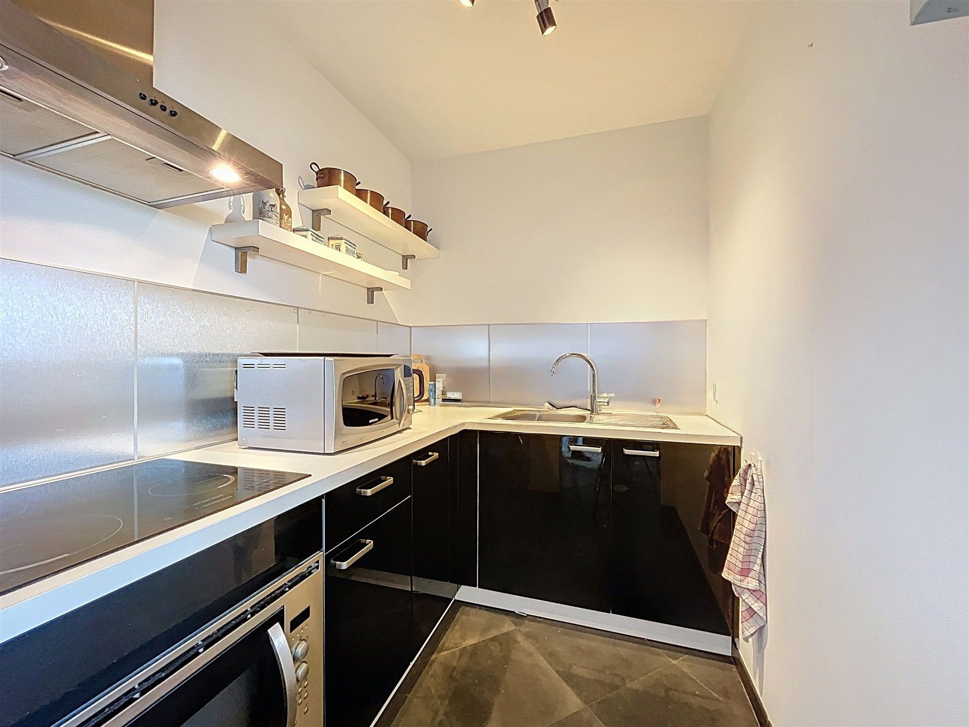 Instapklaar 1 slpk-appartement in centrum Sint-Niklaas foto 4