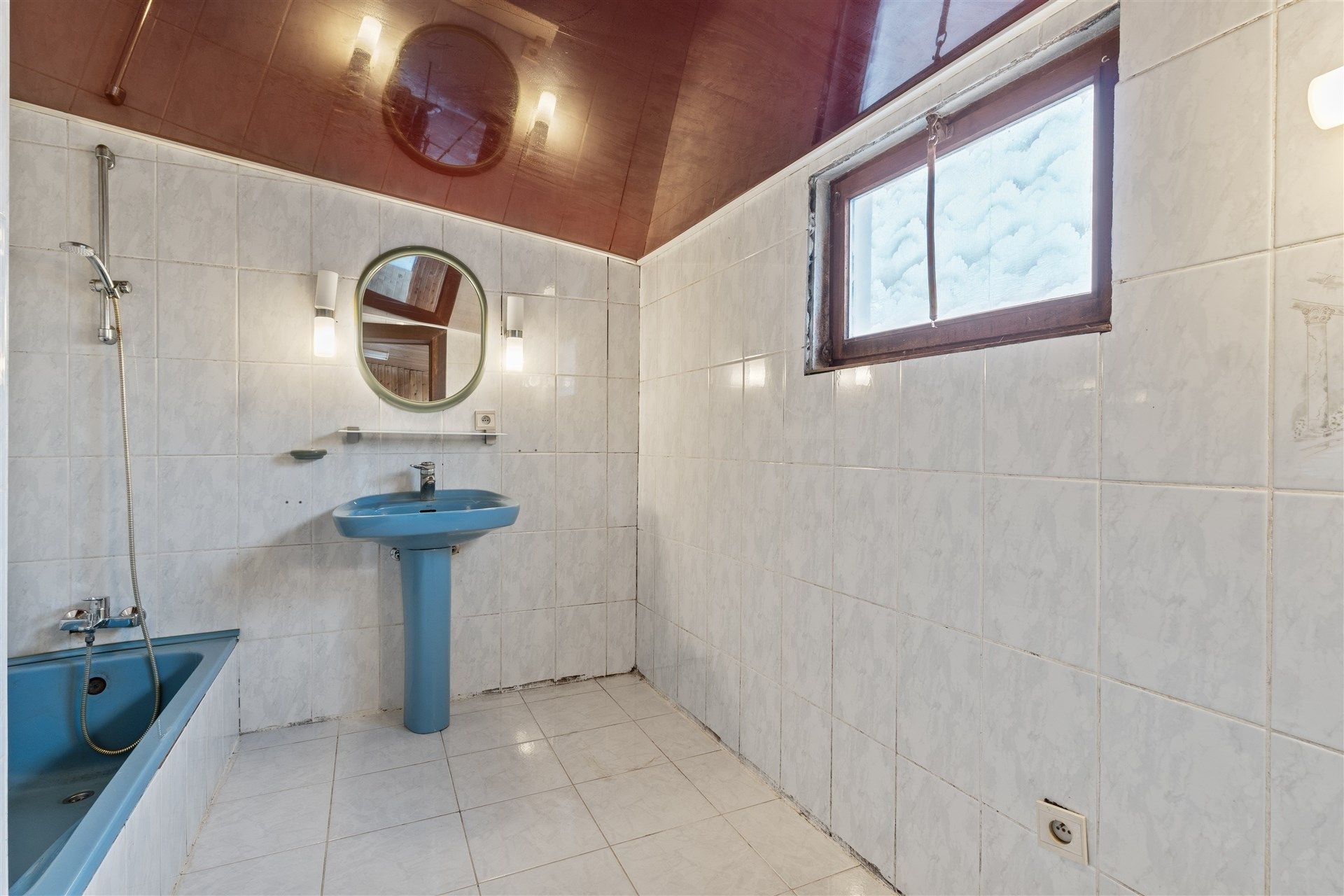 Te renoveren half open bebouwing met garage op centrale ligging te Oudegem foto 9