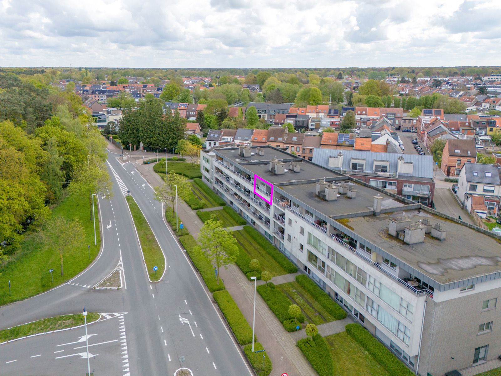 Gunstig gelegen 2-slaapkamerappartement met lift, 2 terrassen en garagebox! foto {{pictureIndex}}