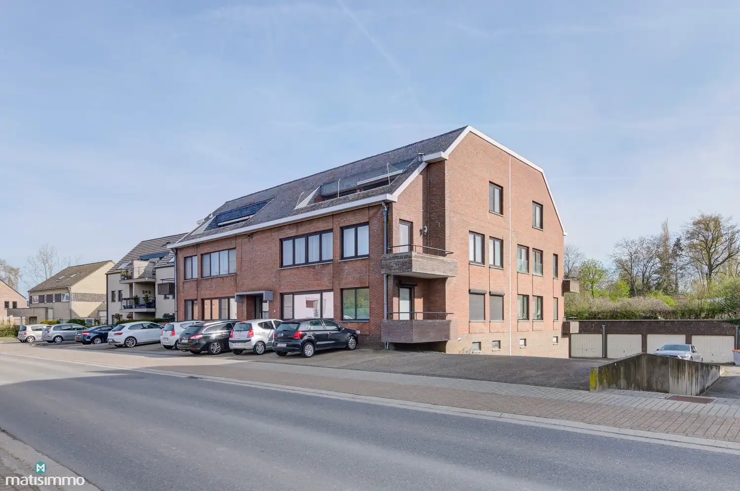 GELIJKVLOERS APPARTEMENT MET 2 SLAAPKAMERS, RUIME GARAGE, AUTOSTAANPLAATS EN KELDERBERGING TE LANAKEN foto 20