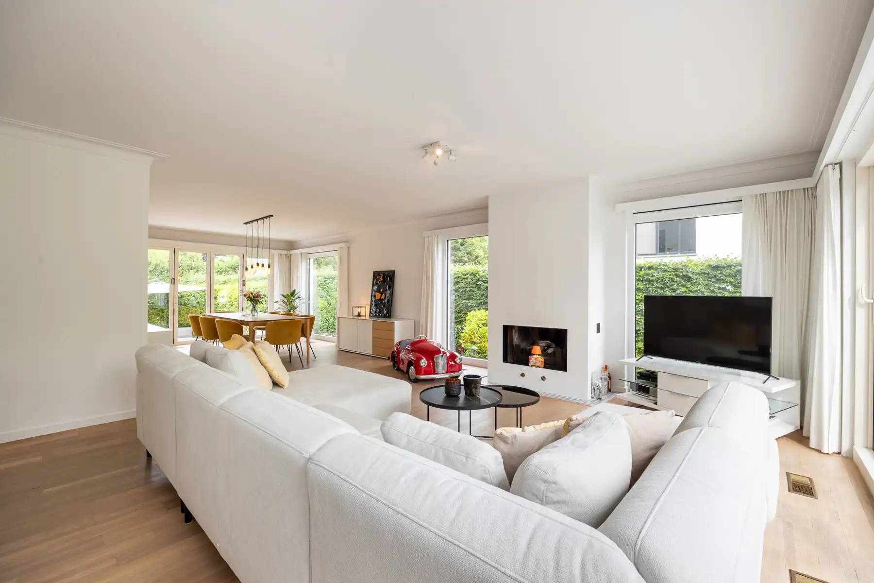 Split-level woning op ca. 1103 m² in een rustige woonwijk foto 6