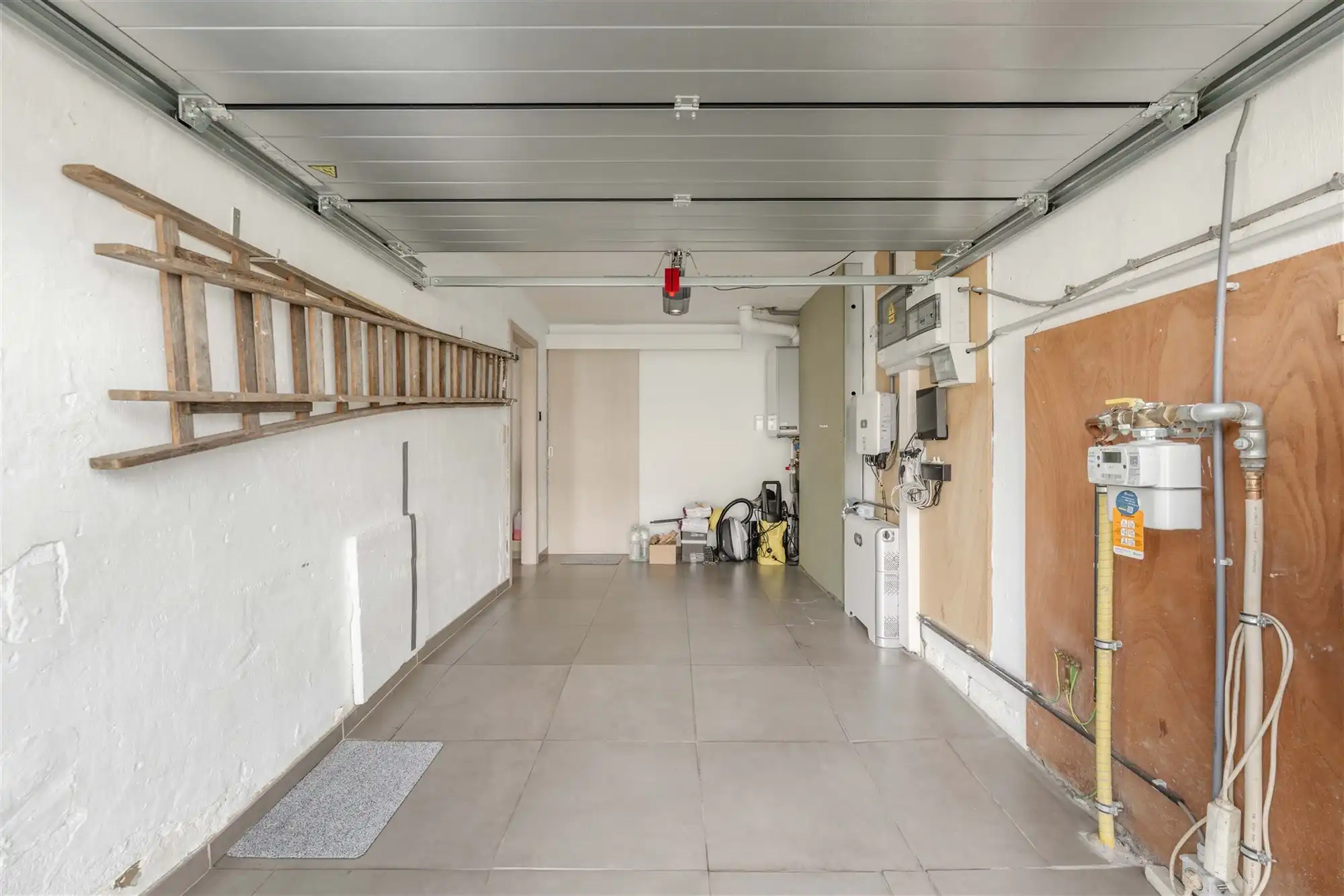 Halfopen woning met 4 slaapkamers, garage en zongerichte tuin foto 10