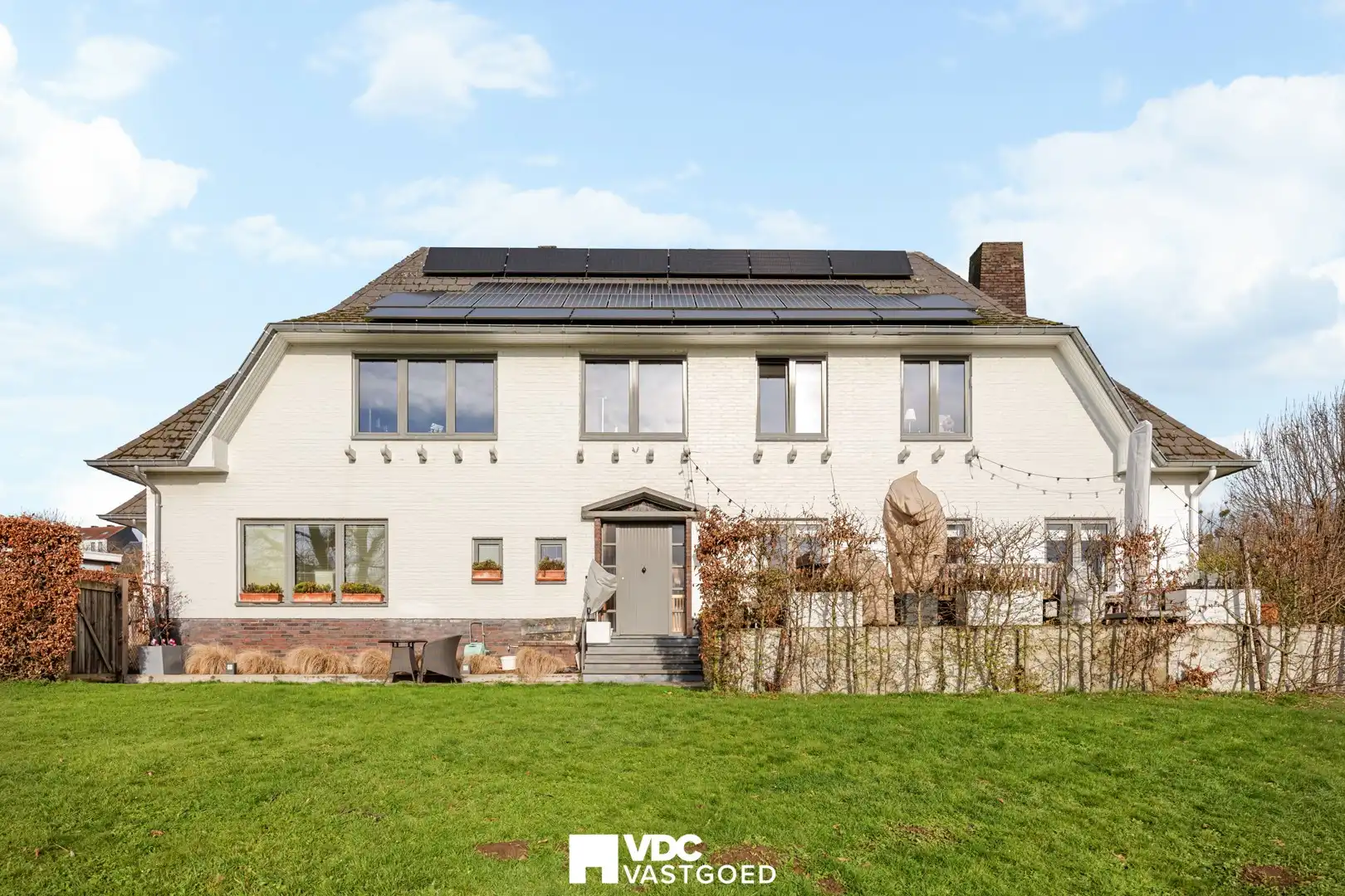 Ruime villa met praktijkruimte of extra woonruimte, zicht op bloesemweide en perceel van 1.745 m² foto 4