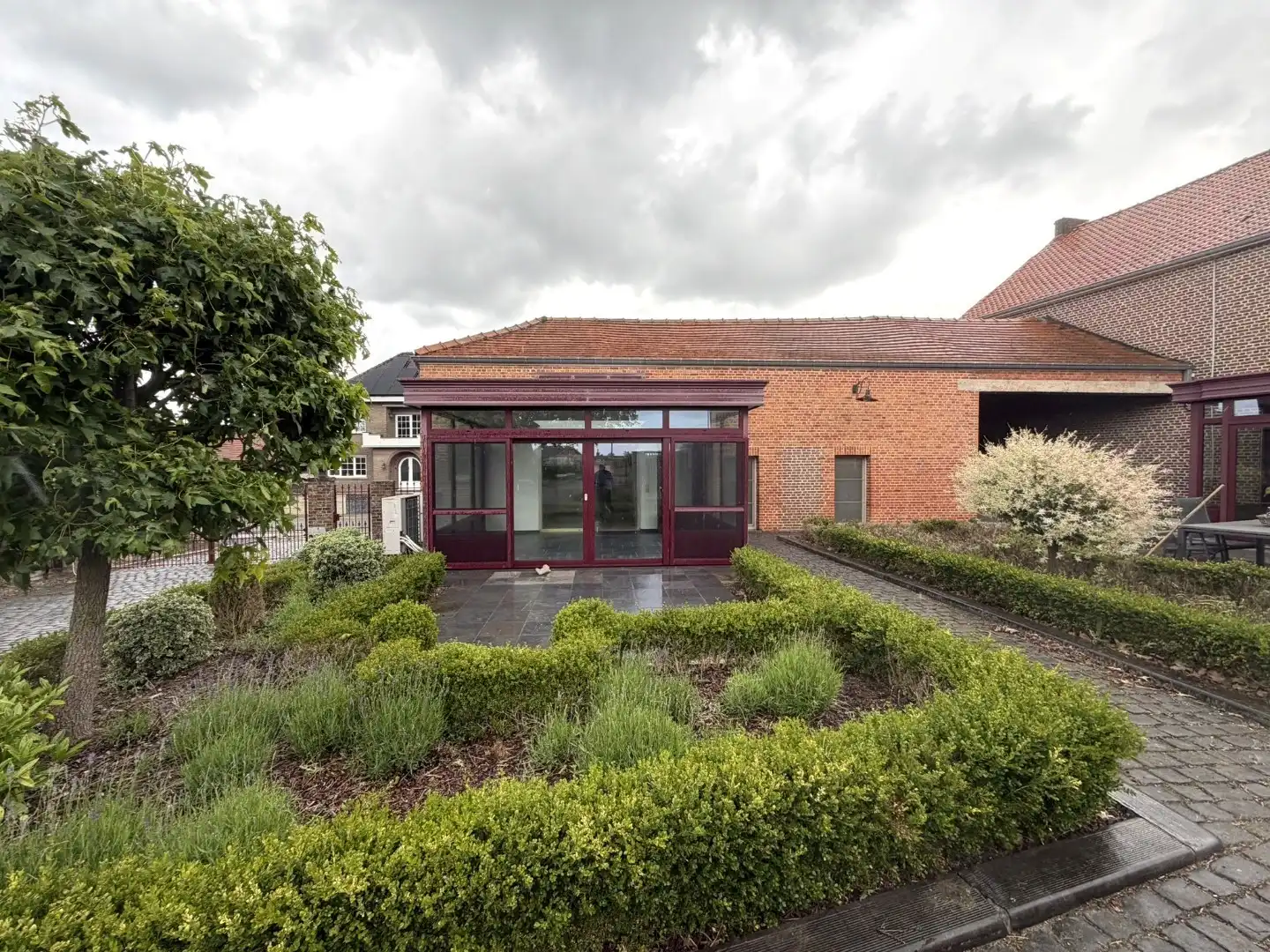 Bijzonder charmante benedenwoonst met 1 slaapkamer, veranda, terras en twee autostandplaatsen foto 32