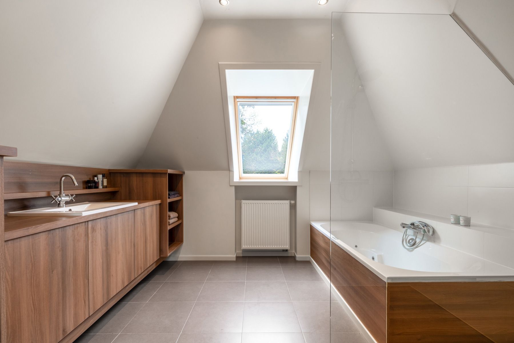 Verrassend ruime, stijlvolle en instapklare villa met prachtige ZW-tuin. foto 25