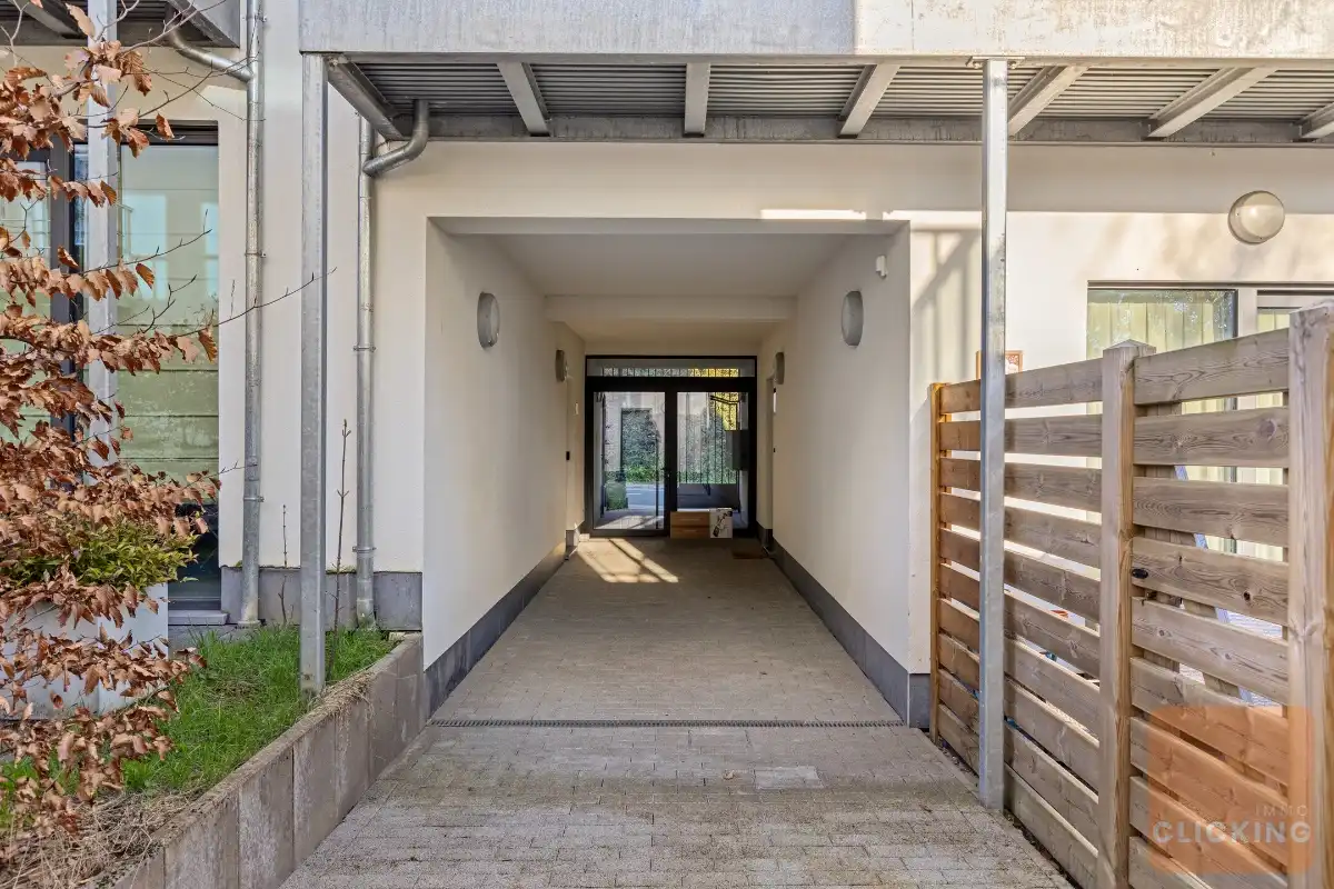 Stijlvol en recent appartement met tuin en patio foto 24