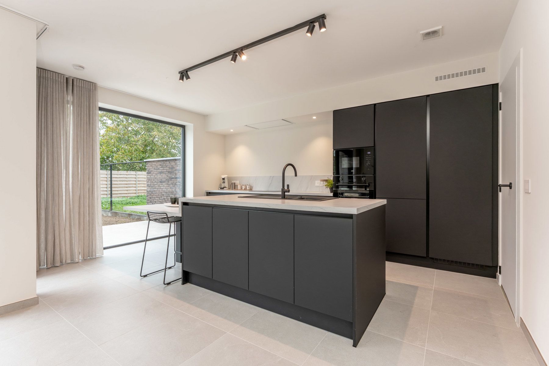 Moderne, halfopen woning foto 16